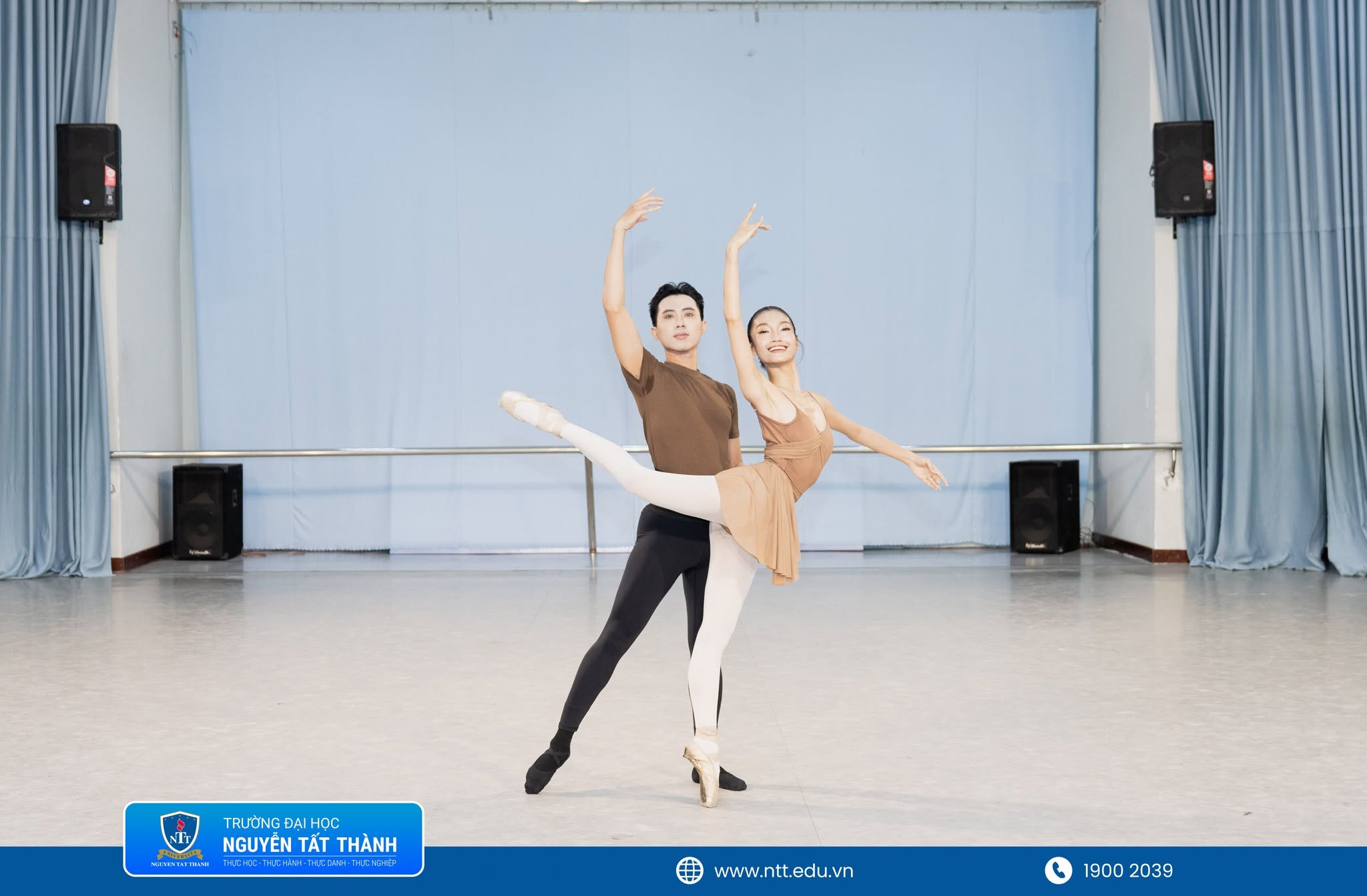 Sinh viên ngành Biên đạo múa NTTU trình diễn bài thi kết thúc học phần Kết cấu Múa đôi, thể hiện khả năng kết hợp kỹ thuật, cảm xúc, không gian sân khấu và sự tương tác bằng ngôn ngữ hình thể.