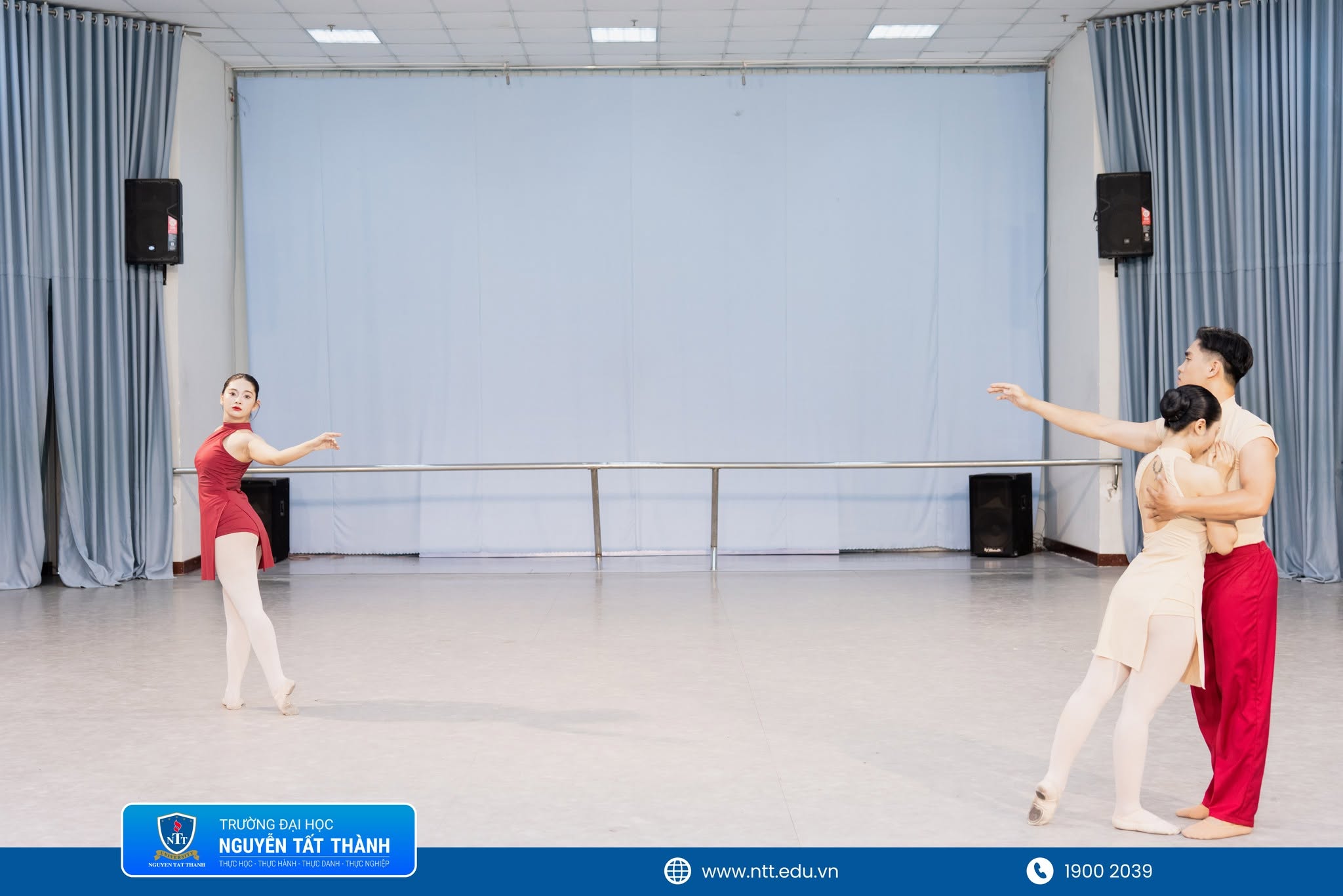 Sinh viên ngành Biên đạo múa NTTU trình diễn bài thi kết thúc học phần Kết cấu Múa đôi, thể hiện khả năng kết hợp kỹ thuật, cảm xúc, không gian sân khấu và sự tương tác bằng ngôn ngữ hình thể.