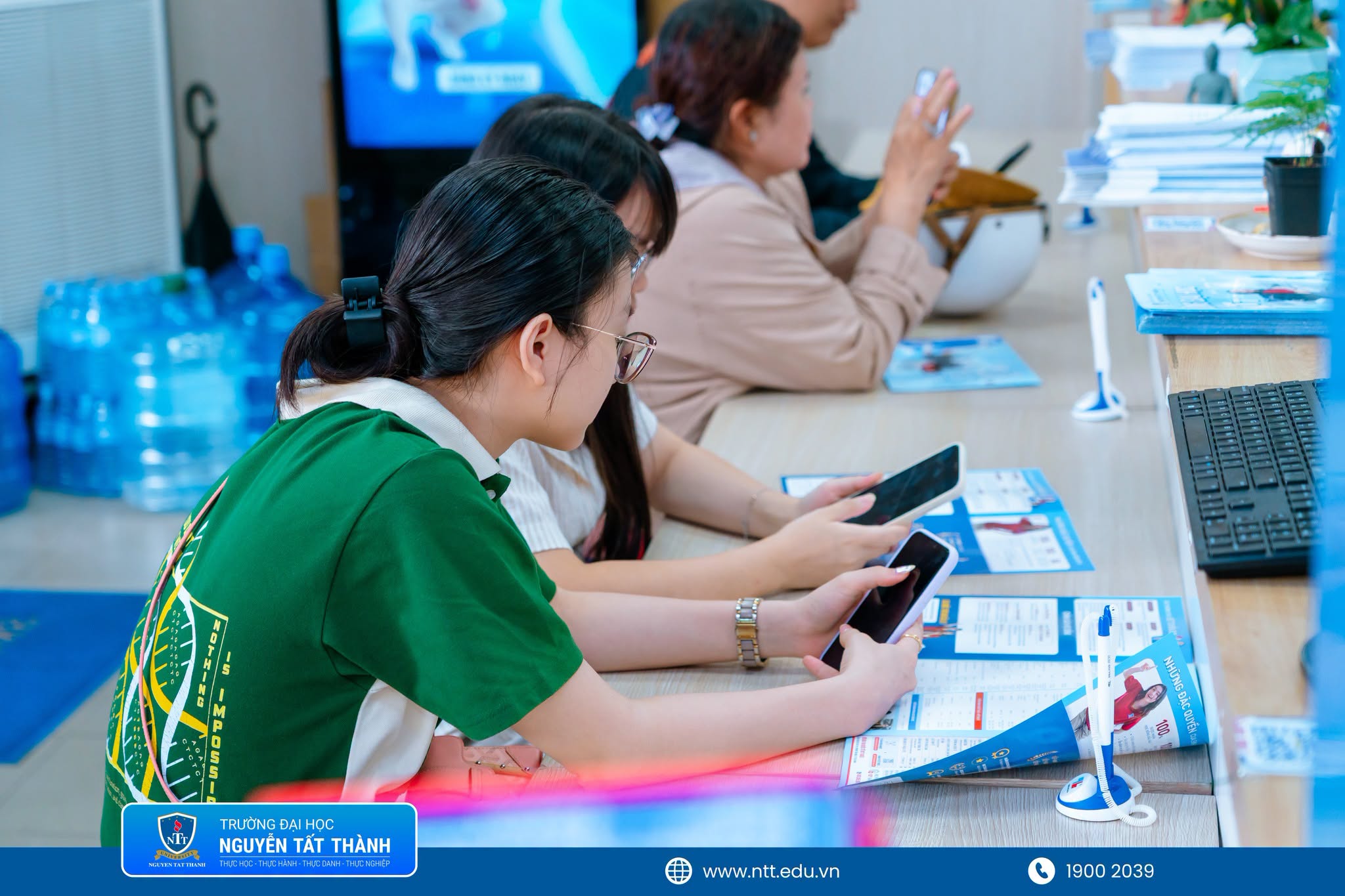 Thí sinh đến Trường Đại học Nguyễn Tất Thành để được tư vấn, hỗ trợ đăng ký và rà soát nguyện vọng trước thời điểm hệ thống đóng lúc 17h00 ngày 14/7/2026.