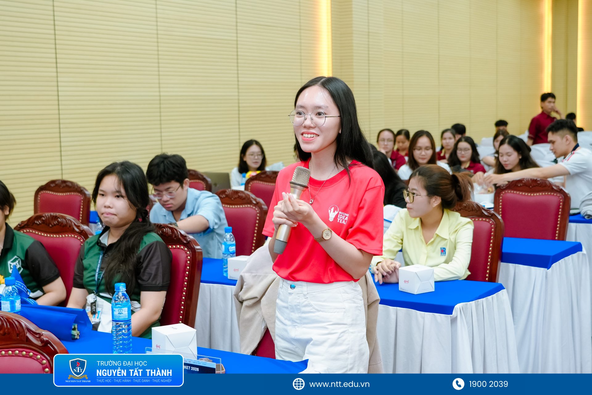 Sinh viên trao đổi cùng diễn giả về nhu cầu nhân lực và khả năng ứng dụng AI trong ngành thương mại điện tử