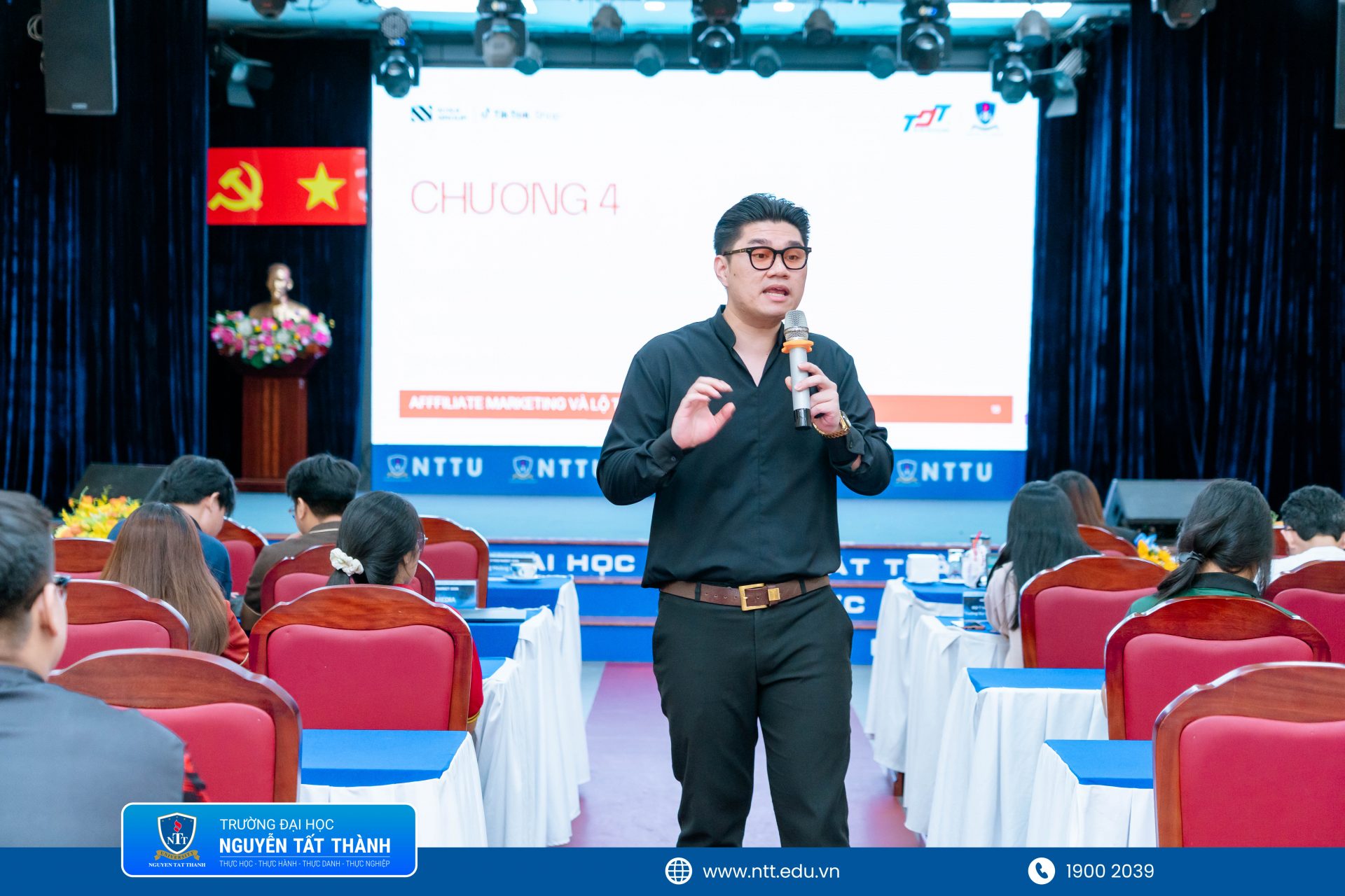 Diễn giả hướng dẫn sinh viên chuẩn bị bố cục, ánh sáng và không gian cho một phiên livestream (2)
