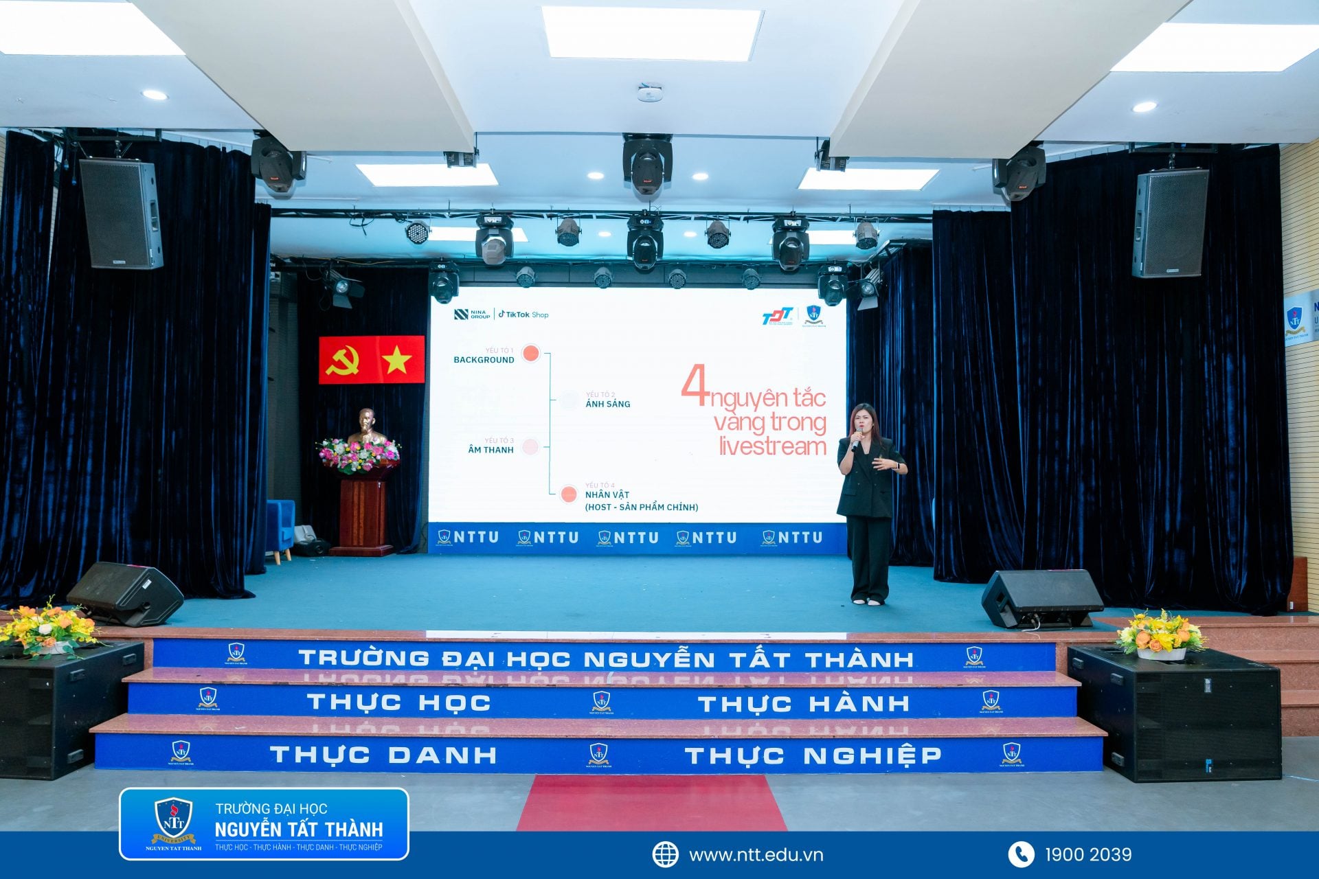 Diễn giả hướng dẫn sinh viên chuẩn bị bố cục, ánh sáng và không gian cho một phiên livestream (2)