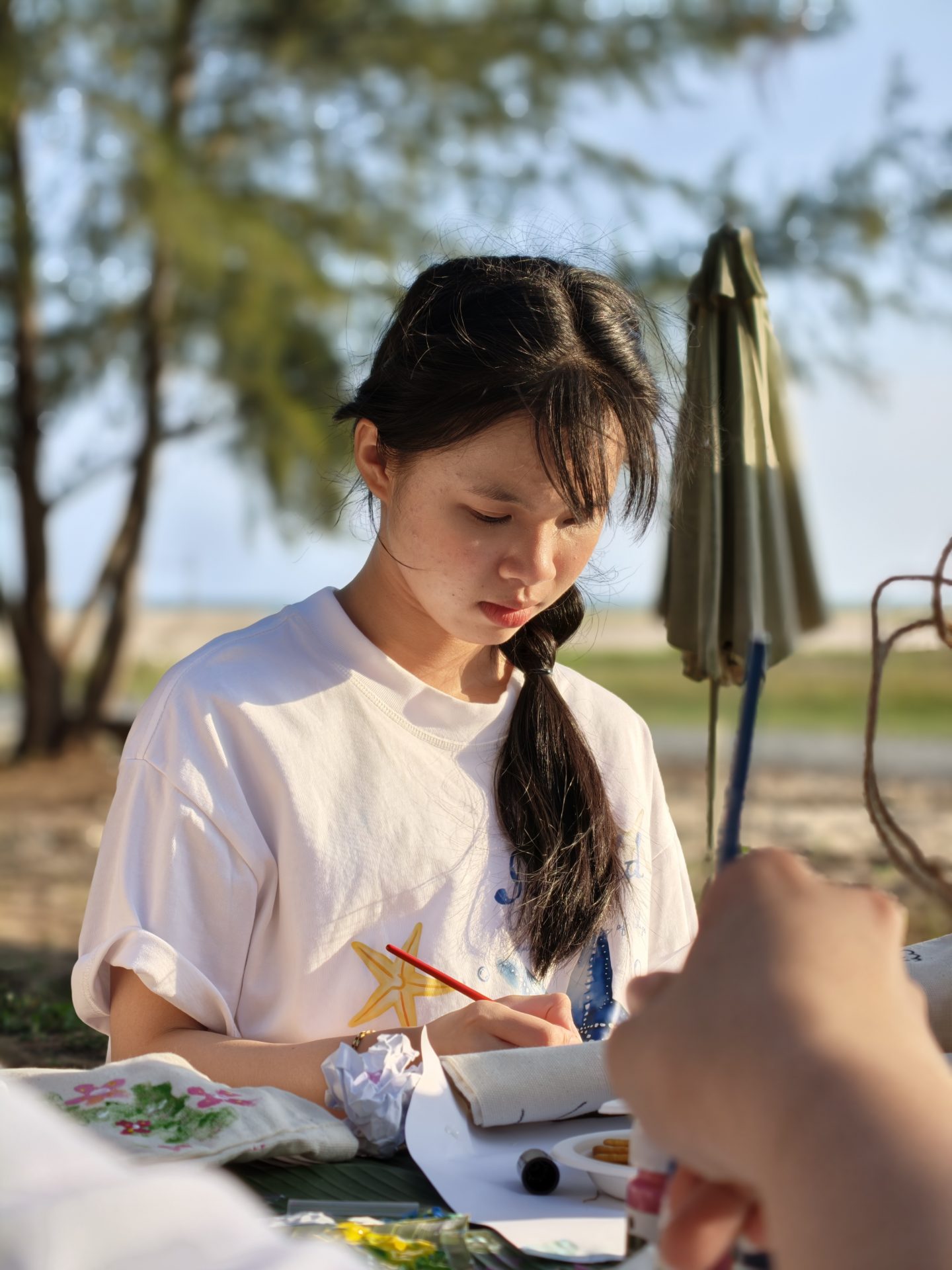 Sinh viên tự tay trang trí những chiếc túi vải bằng họa tiết lấy cảm hứng từ biển và thiên nhiên, qua đó lan tỏa thông điệp hạn chế sản phẩm dùng một lần, gắn hoạt động du lịch – khách sạn với trách nhiệm bảo vệ môi trường.