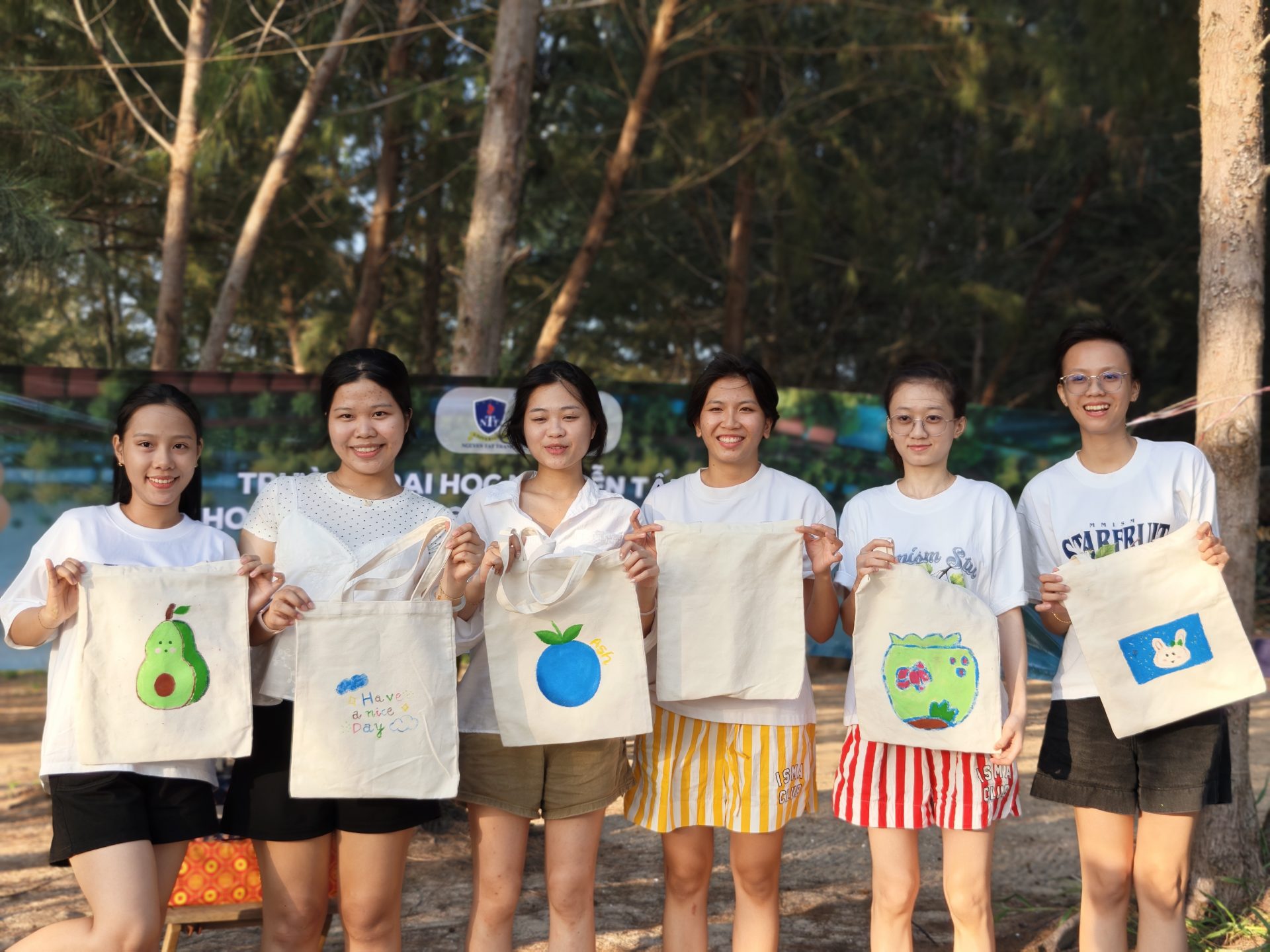 Sinh viên tự tay trang trí những chiếc túi vải bằng họa tiết lấy cảm hứng từ biển và thiên nhiên, qua đó lan tỏa thông điệp hạn chế sản phẩm dùng một lần, gắn hoạt động du lịch – khách sạn với trách nhiệm bảo vệ môi trường. 