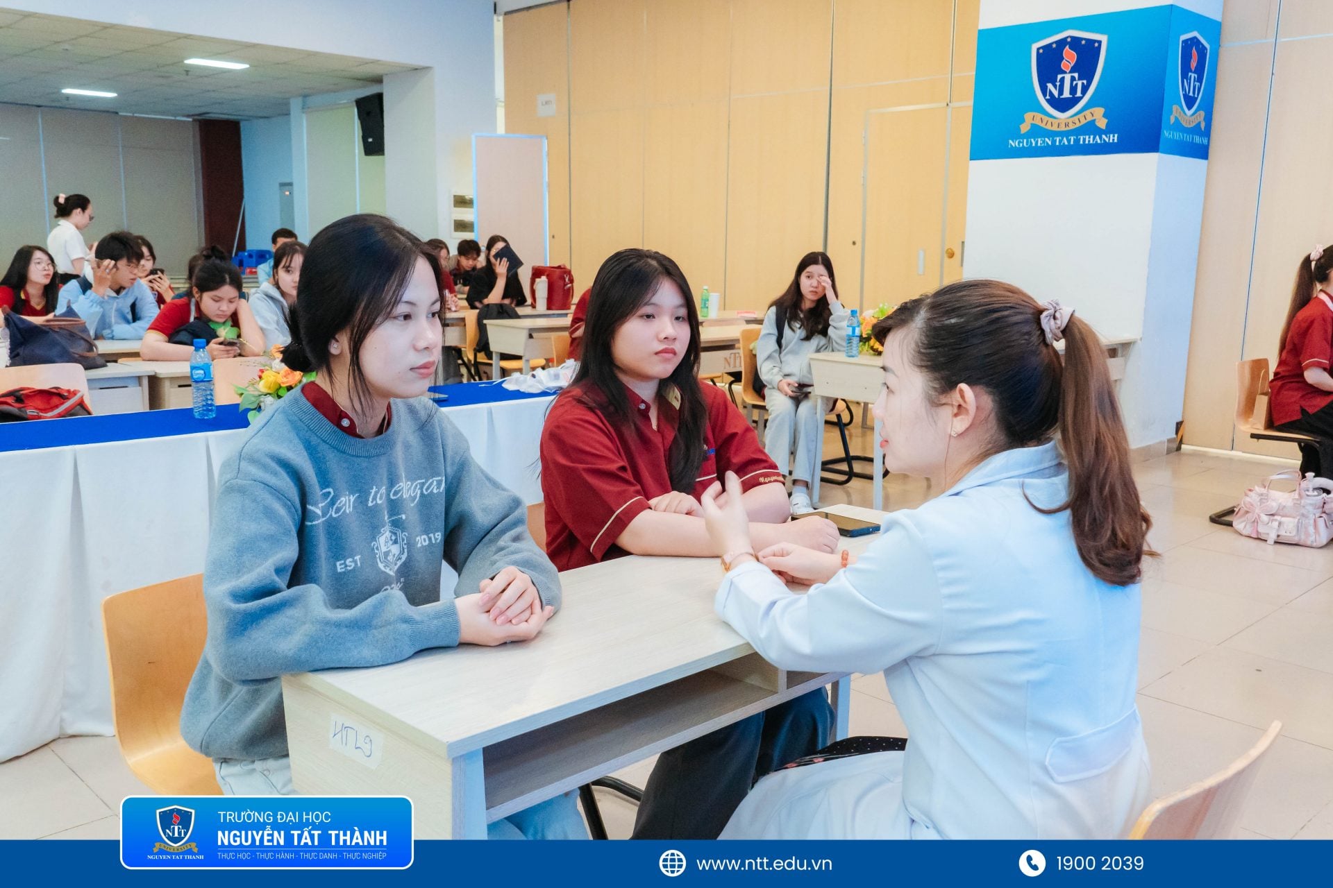Sinh viên NTTU được tư vấn trực tiếp cùng bác sĩ Bệnh viện Da Liễu TP. Hồ Chí Minh, qua đó giải đáp những băn khoăn thường gặp và có thêm định hướng chăm sóc sức khỏe làn da đúng cách, an toàn.