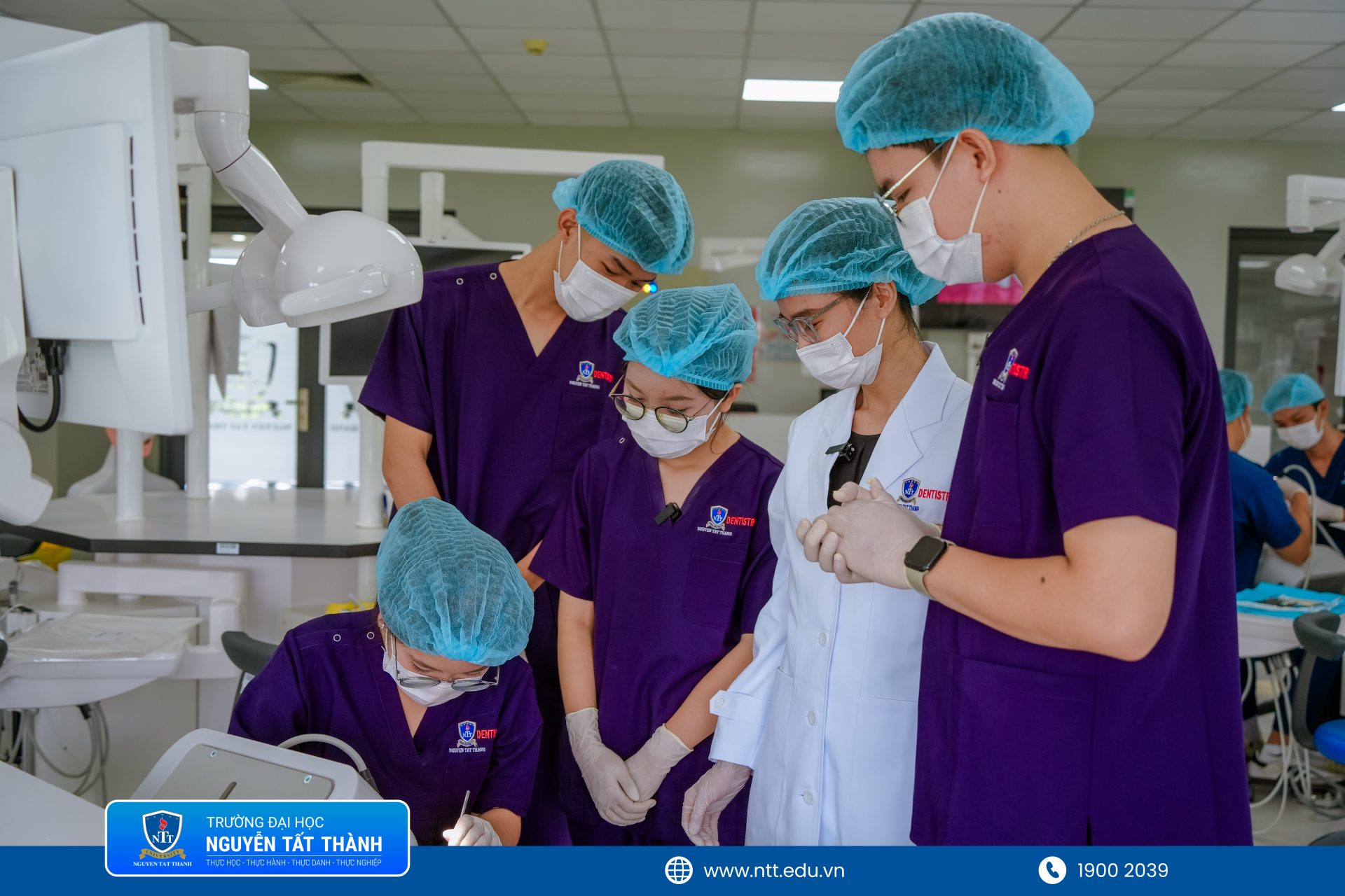 Không chỉ tham quan, ba học sinh THPT Bambo Tre Việt được trực tiếp quan sát, làm quen với thiết bị và thử thao tác trong không gian mô phỏng của ngành Răng – Hàm – Mặt NTTU.