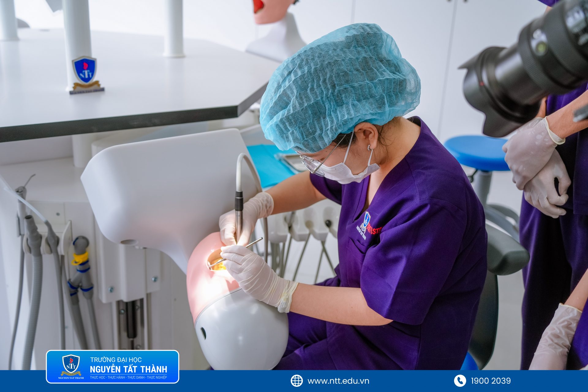 Tại Trung tâm Mô phỏng và Nghiên cứu Lâm sàng Răng – Hàm – Mặt, sinh viên NTTU rèn luyện kỹ năng trên phantom, từng bước hình thành sự tỉ mỉ, chính xác và phản xạ nghề nghiệp.