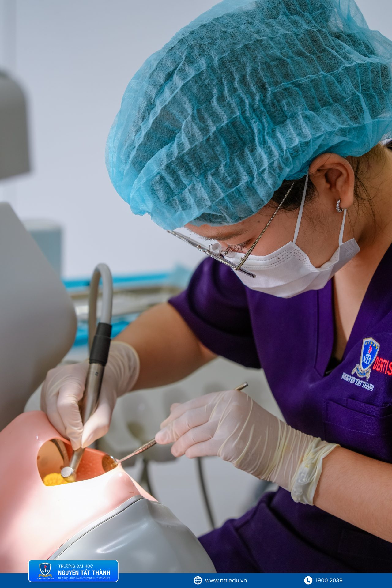 Không chỉ tham quan, ba học sinh THPT Bambo Tre Việt được trực tiếp quan sát, làm quen với thiết bị và thử thao tác trong không gian mô phỏng của ngành Răng – Hàm – Mặt NTTU.