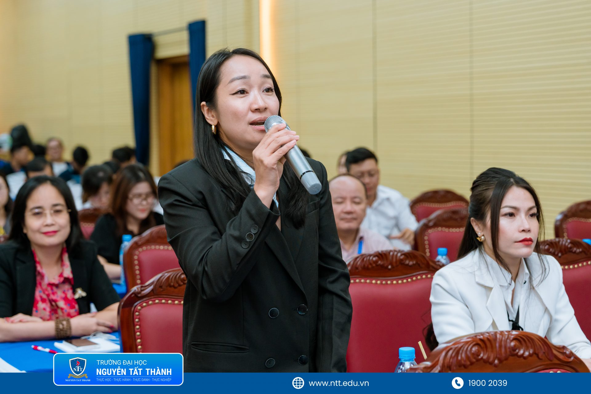 8. Các đại biểu, chuyên gia và khách mời trao đổi về lộ trình triển khai khung pháp lý mới, trách nhiệm của nền tảng số, xác thực người bán, livestream, tiếp thị liên kết và bảo vệ người tiêu dùng trong thương mại điện tử