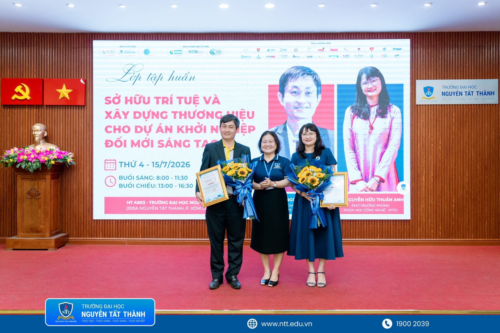 Đại diện Ban Tổ chức trao thư cảm ơn và hoa đến TS. Ngô Đắc Thuần và TS. Nguyễn Hữu Thuần Anh vì những chia sẻ thiết thực tại chương trình.