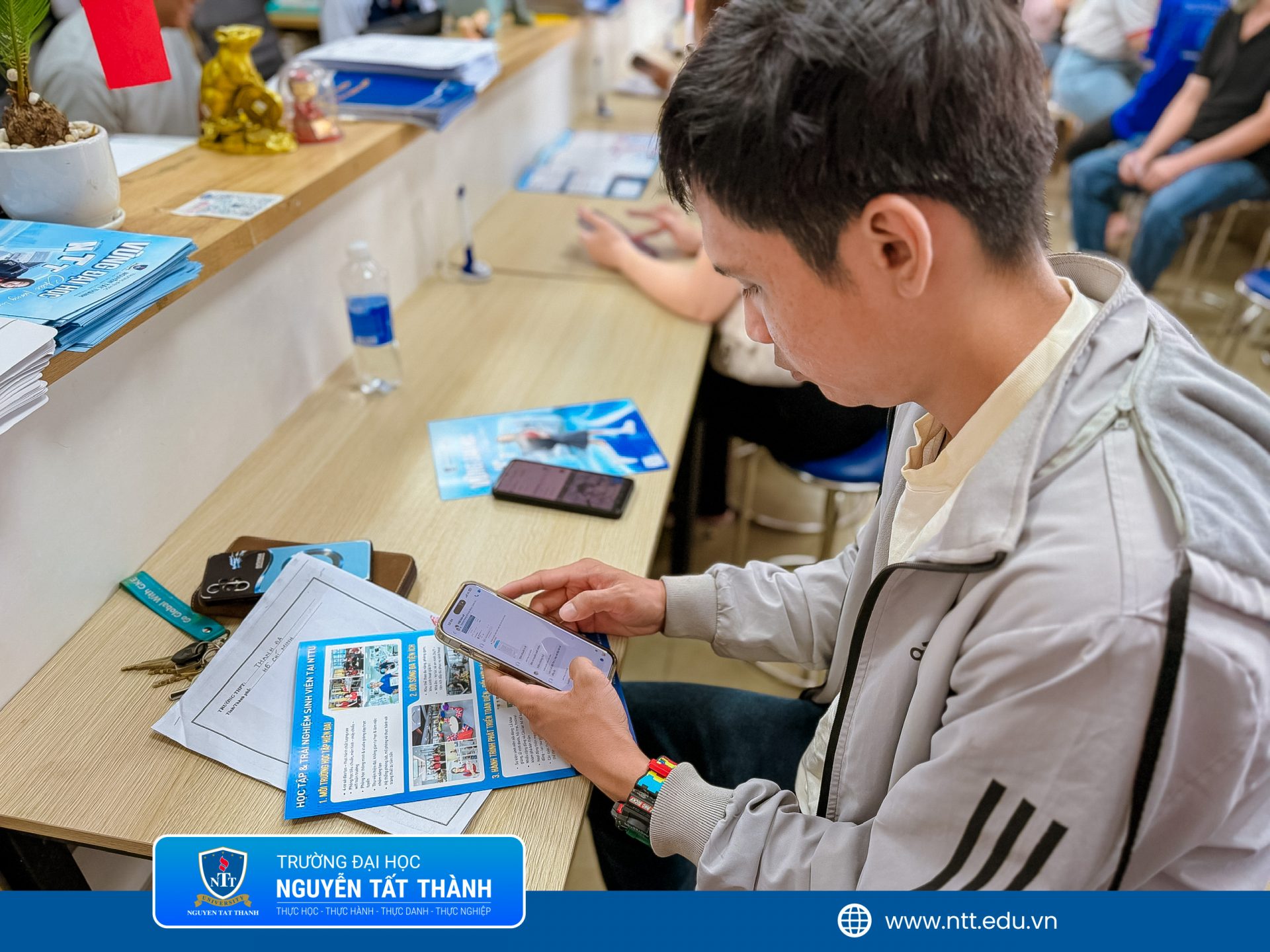 Thí sinh được hướng dẫn kiểm tra mã trường NTT, mã ngành, phương thức xét tuyển và thứ tự nguyện vọng trước khi xác nhận trên hệ thống.