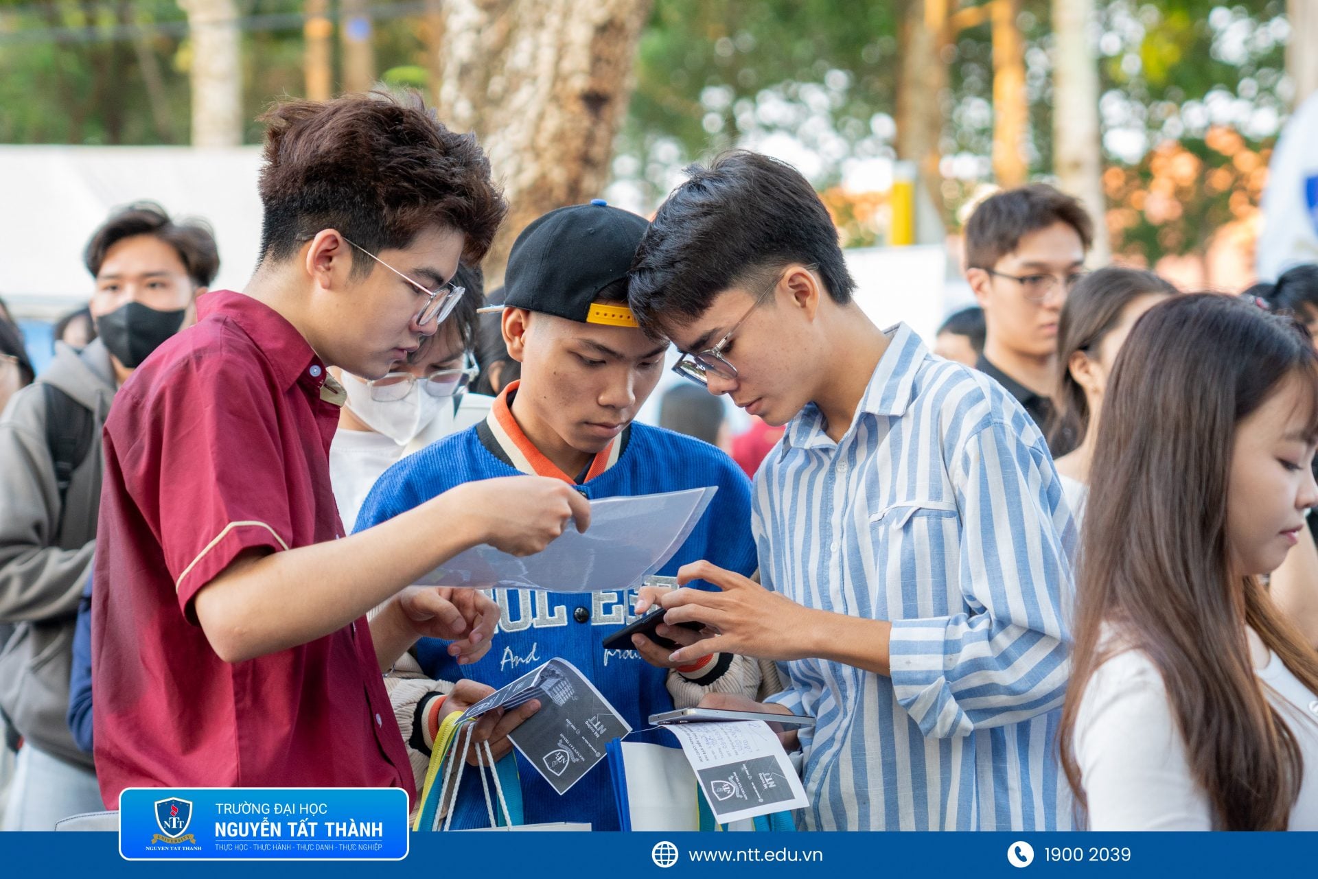 Thí sinh tìm kiếm Trường Đại học Nguyễn Tất Thành trên hệ thống bằng mã trường NTT, lựa chọn ngành học phù hợp và sắp xếp theo đúng thứ tự mong muốn.