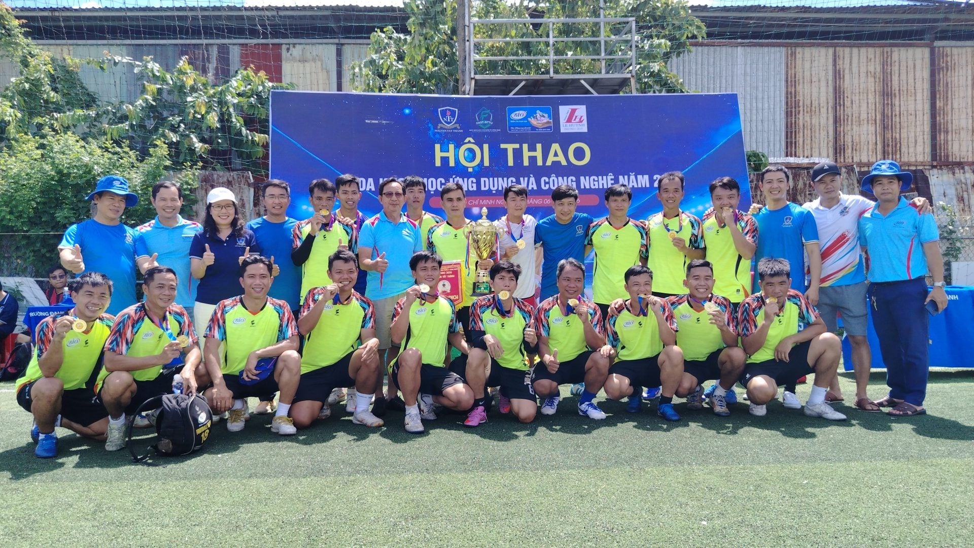 Đại diện doanh nghiệp, cựu sinh viên, giảng viên và sinh viên cùng lưu lại khoảnh khắc ý nghĩa, khẳng định tinh thần đồng hành của cộng đồng Khoa