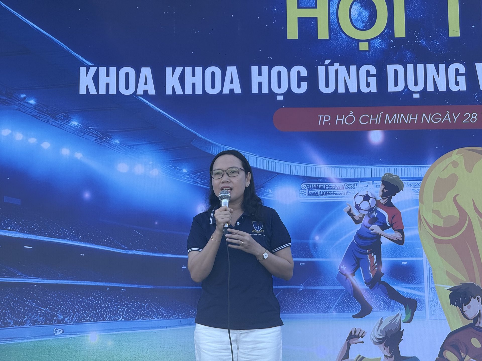 TS. Võ Thị Diệu Hiền – Phó Trưởng Khoa Khoa học Ứng dụng và Công nghệ phát biểu khai mạc, lan tỏa thông điệp “Giao lưu là chính, thể thao là cầu nối”