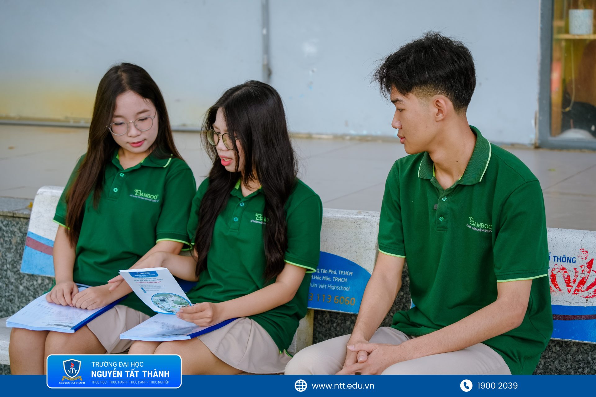 Gia Kiệt, Gia Linh và Bảo Hân tìm hiểu thông tin về ngành Răng – Hàm – Mặt trước khi tham gia hành trình trải nghiệm tại NTTU.