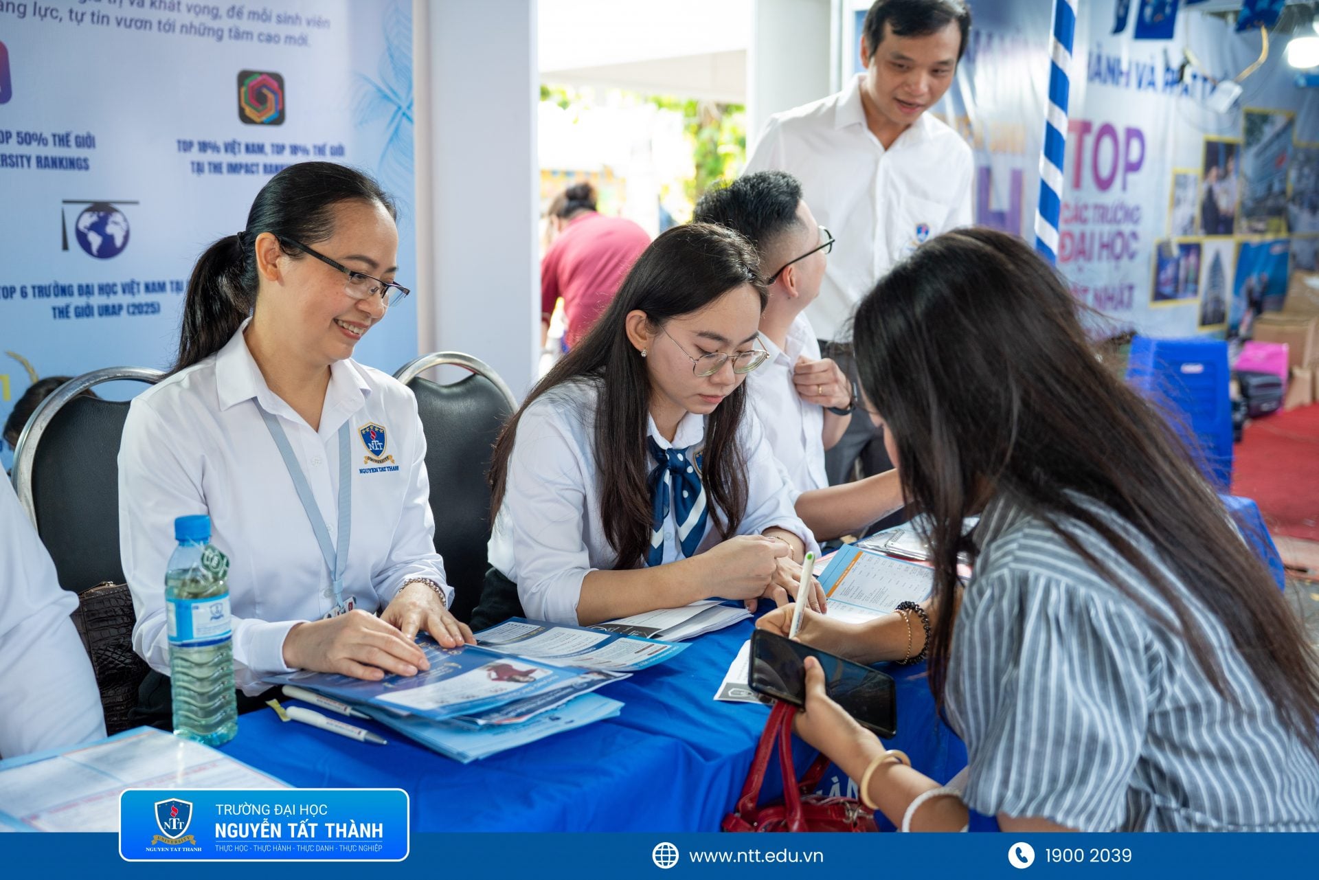 Thí sinh tìm kiếm Trường Đại học Nguyễn Tất Thành trên hệ thống bằng mã trường NTT, lựa chọn ngành học phù hợp và sắp xếp theo đúng thứ tự mong muốn.