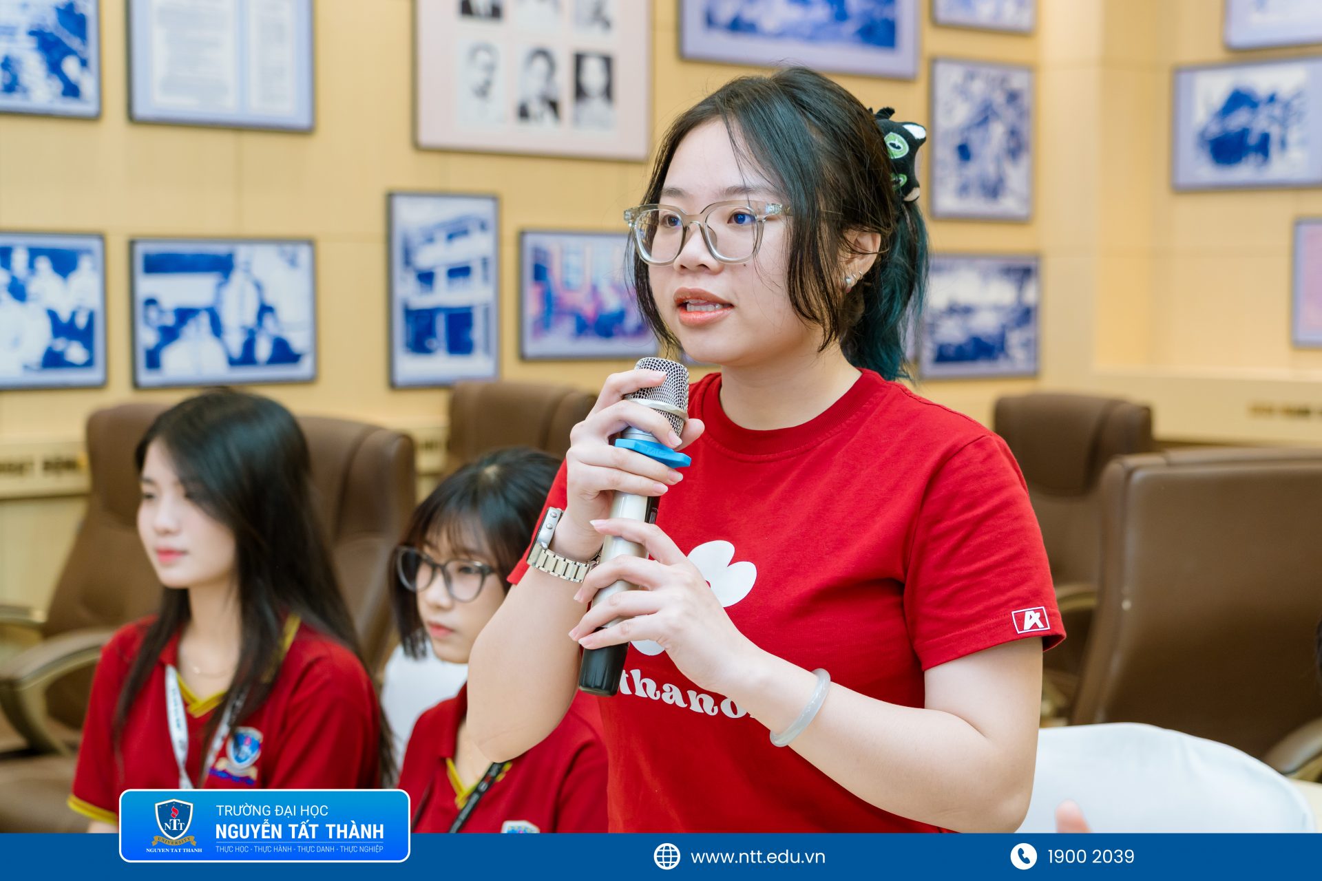 Sinh viên NTTU tích cực đặt câu hỏi, trao đổi cùng khách mời về bảo hộ tài sản trí tuệ và phát triển thương hiệu cho dự án khởi nghiệp