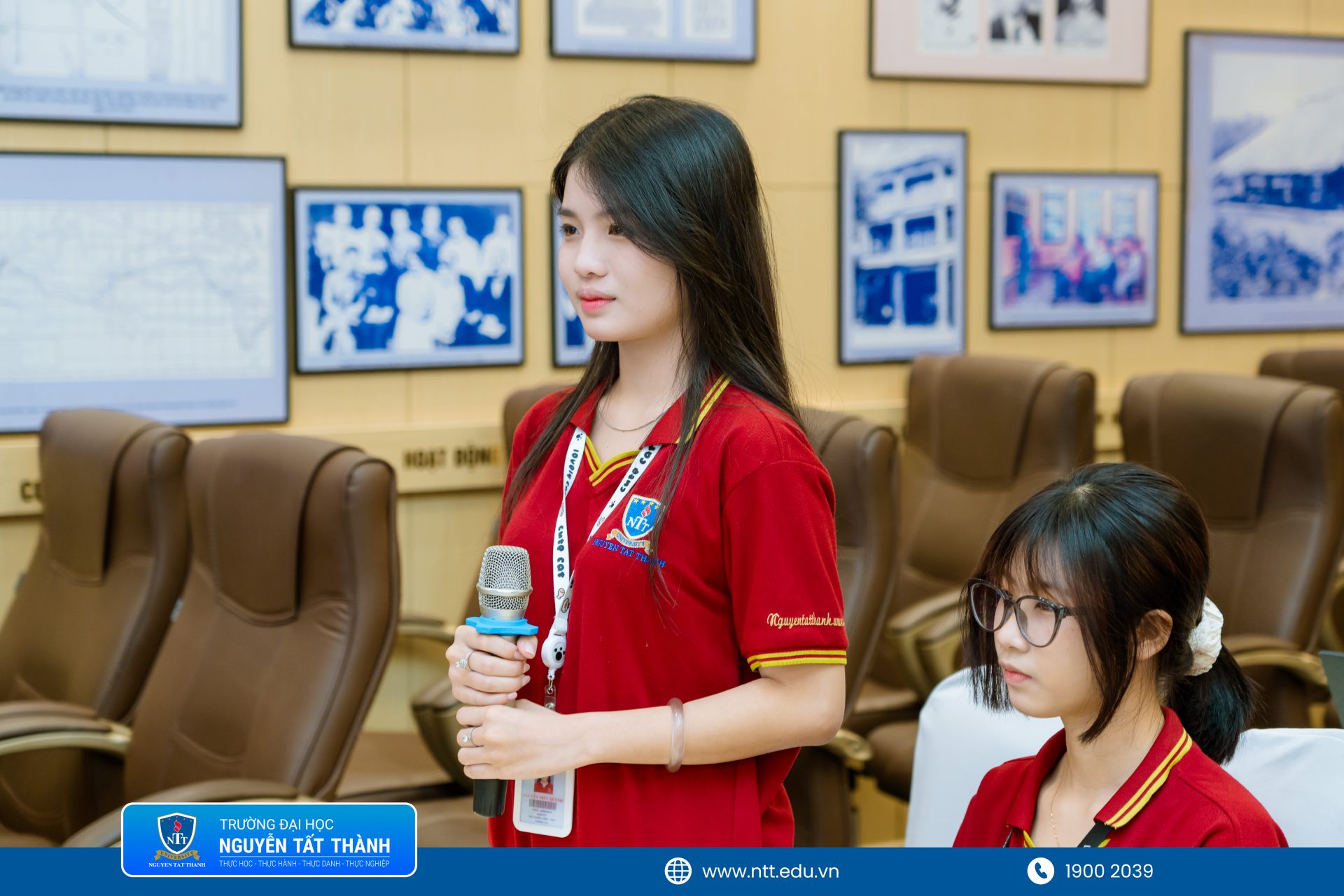 Sinh viên NTTU tích cực đặt câu hỏi, trao đổi cùng khách mời về bảo hộ tài sản trí tuệ và phát triển thương hiệu cho dự án khởi nghiệp