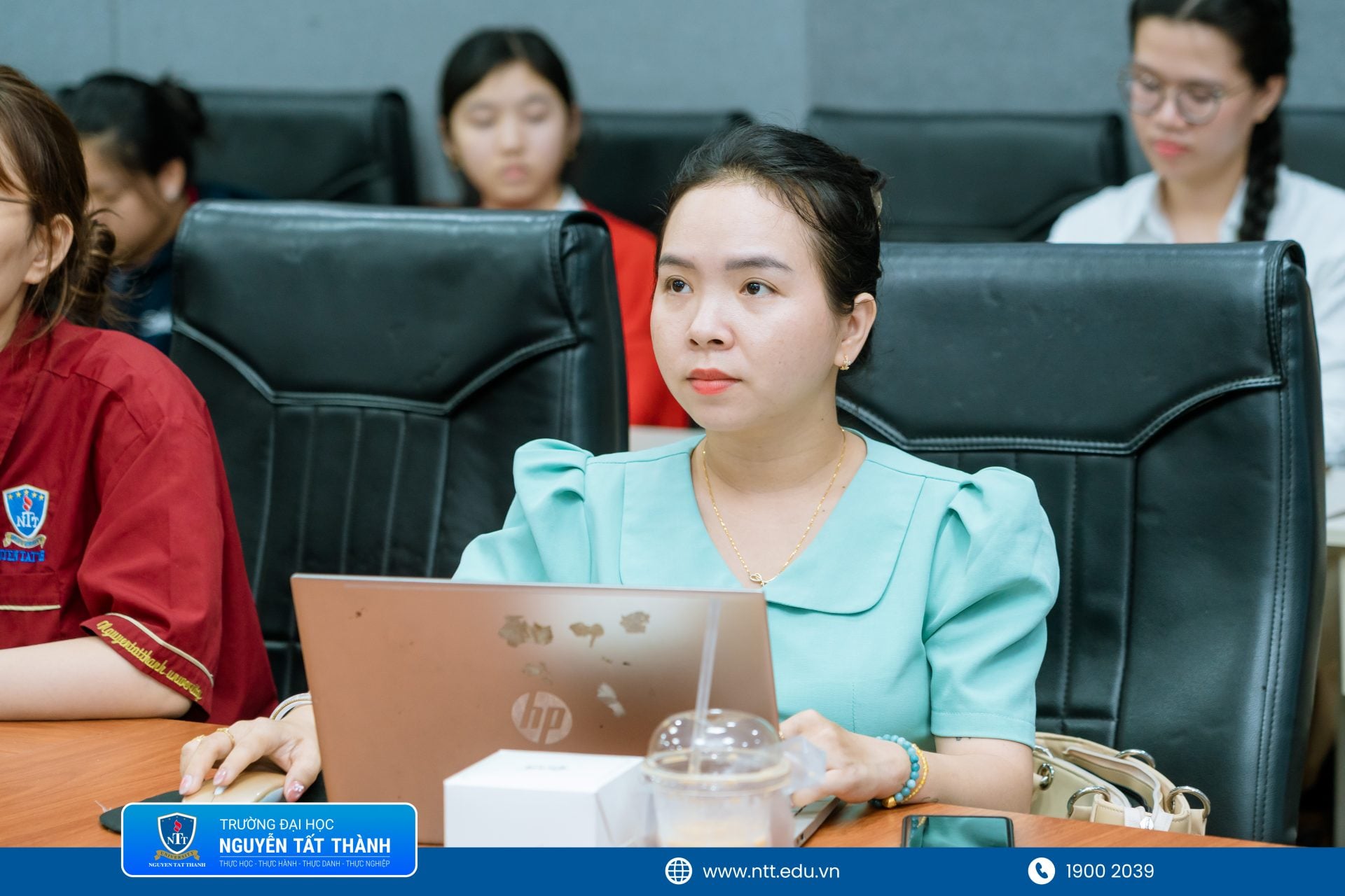 Toàn cảnh lớp tập huấn “Sở hữu trí tuệ và xây dựng thương hiệu cho dự án khởi nghiệp đổi mới sáng tạo” với sự tham gia của 100 sinh viên NTTU
