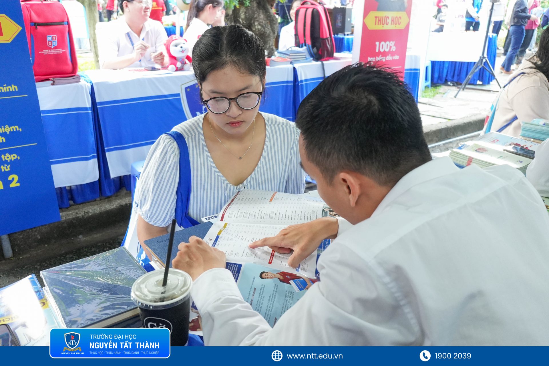 NTTU tổ chức các hoạt động tư vấn trực tiếp và tư vấn 1:1, hỗ trợ thí sinh rà soát thông tin, lựa chọn ngành học và sắp xếp nguyện vọng phù hợp