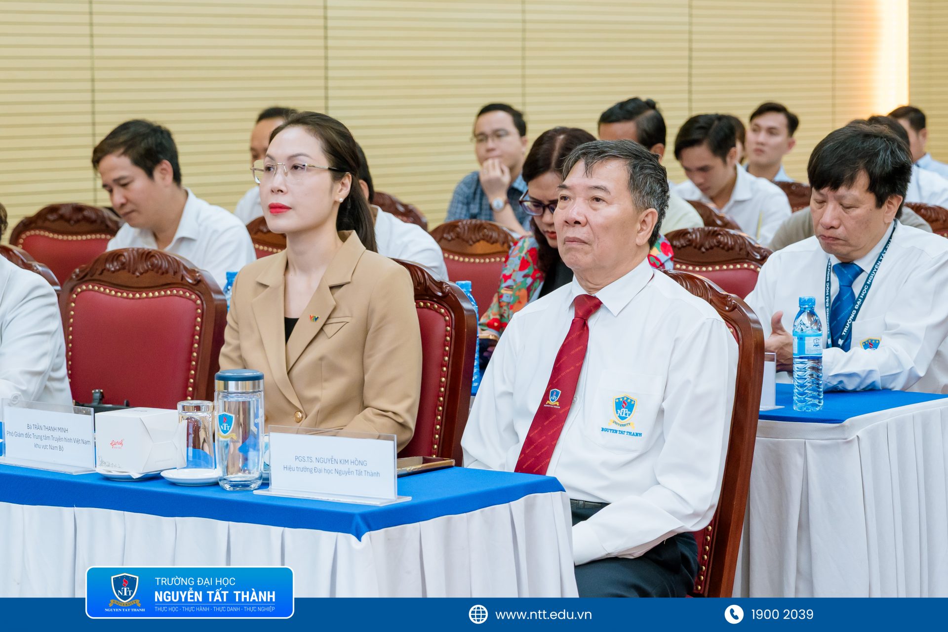 Hội nghị giới thiệu Luật Thương mại điện tử và Nghị định số 248/2026/NĐ-CP được tổ chức tại Trường Đại học Nguyễn Tất Thành, thu hút đại diện cơ quan quản lý, hiệp hội, doanh nghiệp, cơ sở đào tạo cùng đông đảo giảng viên, sinh viên tham dự