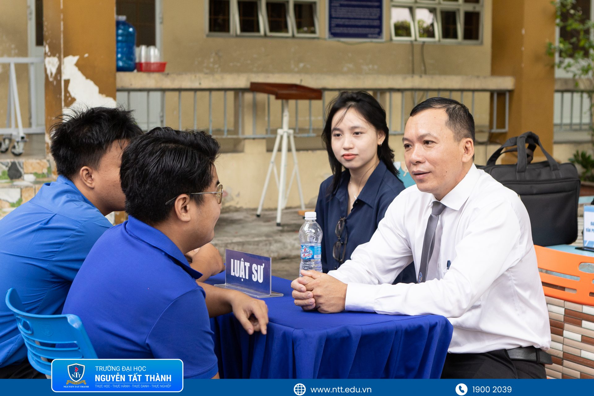 Giảng viên Khoa Luật NTTU tư vấn pháp luật miễn phí, giải đáp thắc mắc và giúp người dân tiếp cận các quy định pháp luật một cách gần gũi, dễ hiểu.