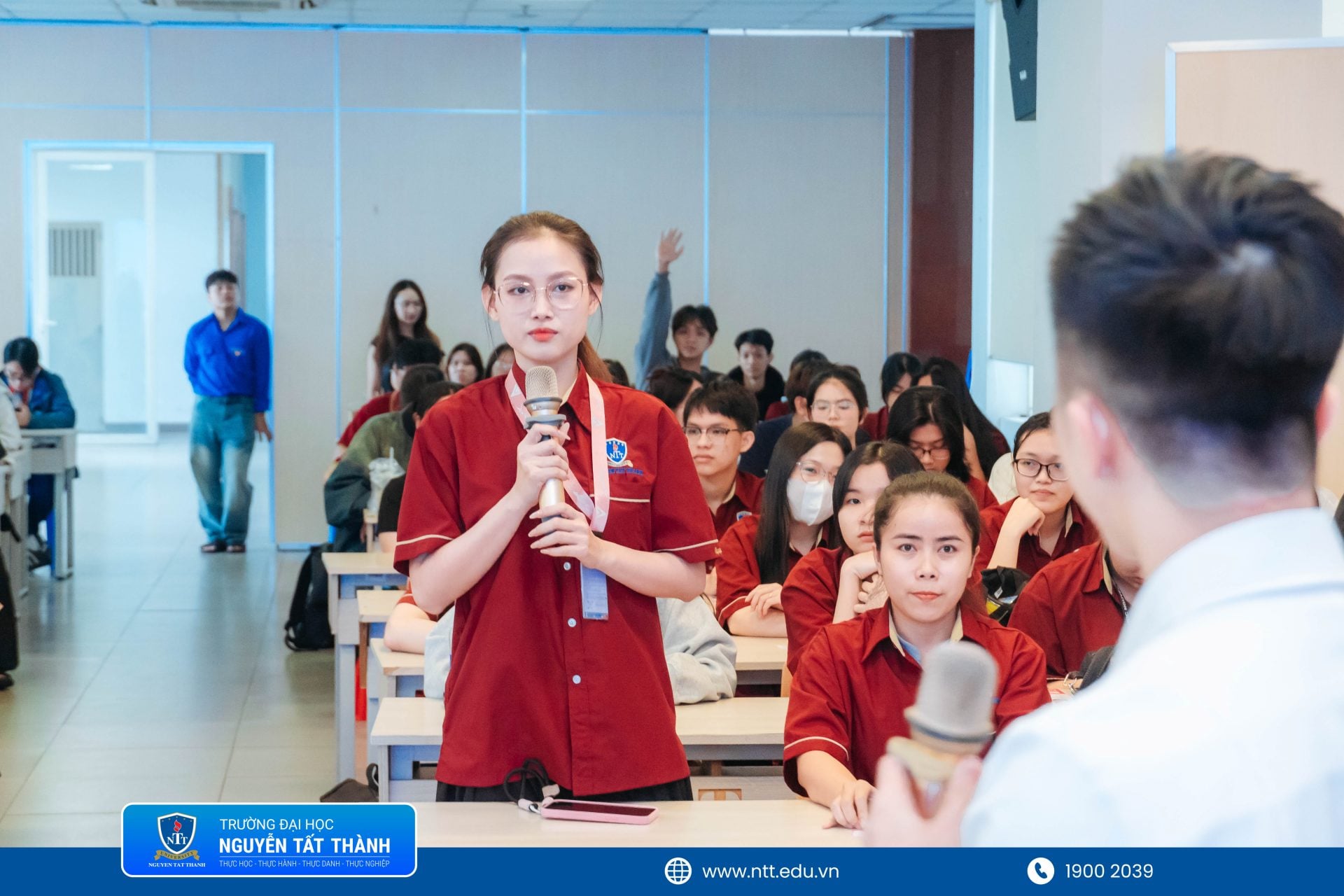 Sinh viên trực tiếp đặt câu hỏi, trao đổi cùng bác sĩ da liễu về các vấn đề thường gặp như mụn, da nhạy cảm, kích ứng mỹ phẩm và chăm sóc da hằng ngày
