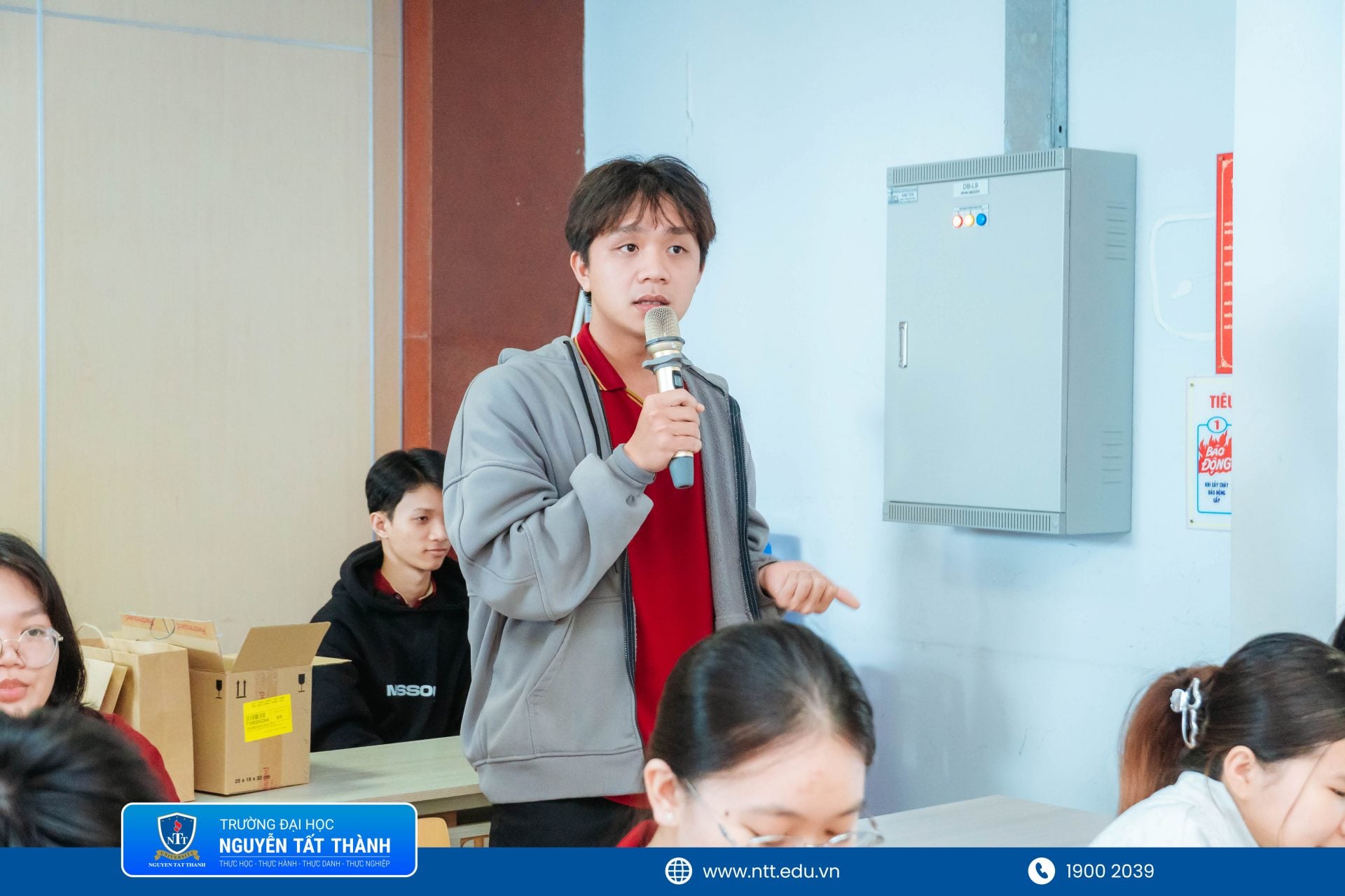 Sinh viên trực tiếp đặt câu hỏi, trao đổi cùng bác sĩ da liễu về các vấn đề thường gặp như mụn, da nhạy cảm, kích ứng mỹ phẩm và chăm sóc da hằng ngày