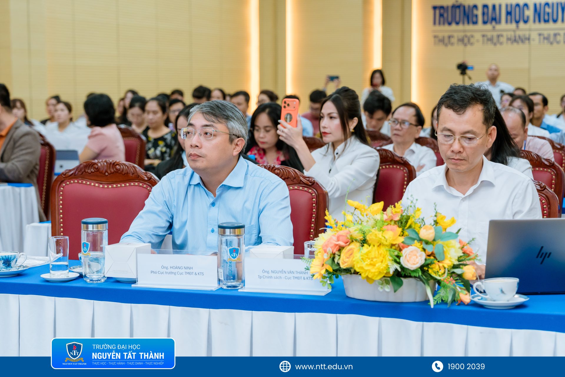 Hội nghị giới thiệu Luật Thương mại điện tử và Nghị định số 248/2026/NĐ-CP được tổ chức tại Trường Đại học Nguyễn Tất Thành, thu hút đại diện cơ quan quản lý, hiệp hội, doanh nghiệp, cơ sở đào tạo cùng đông đảo giảng viên, sinh viên tham dự