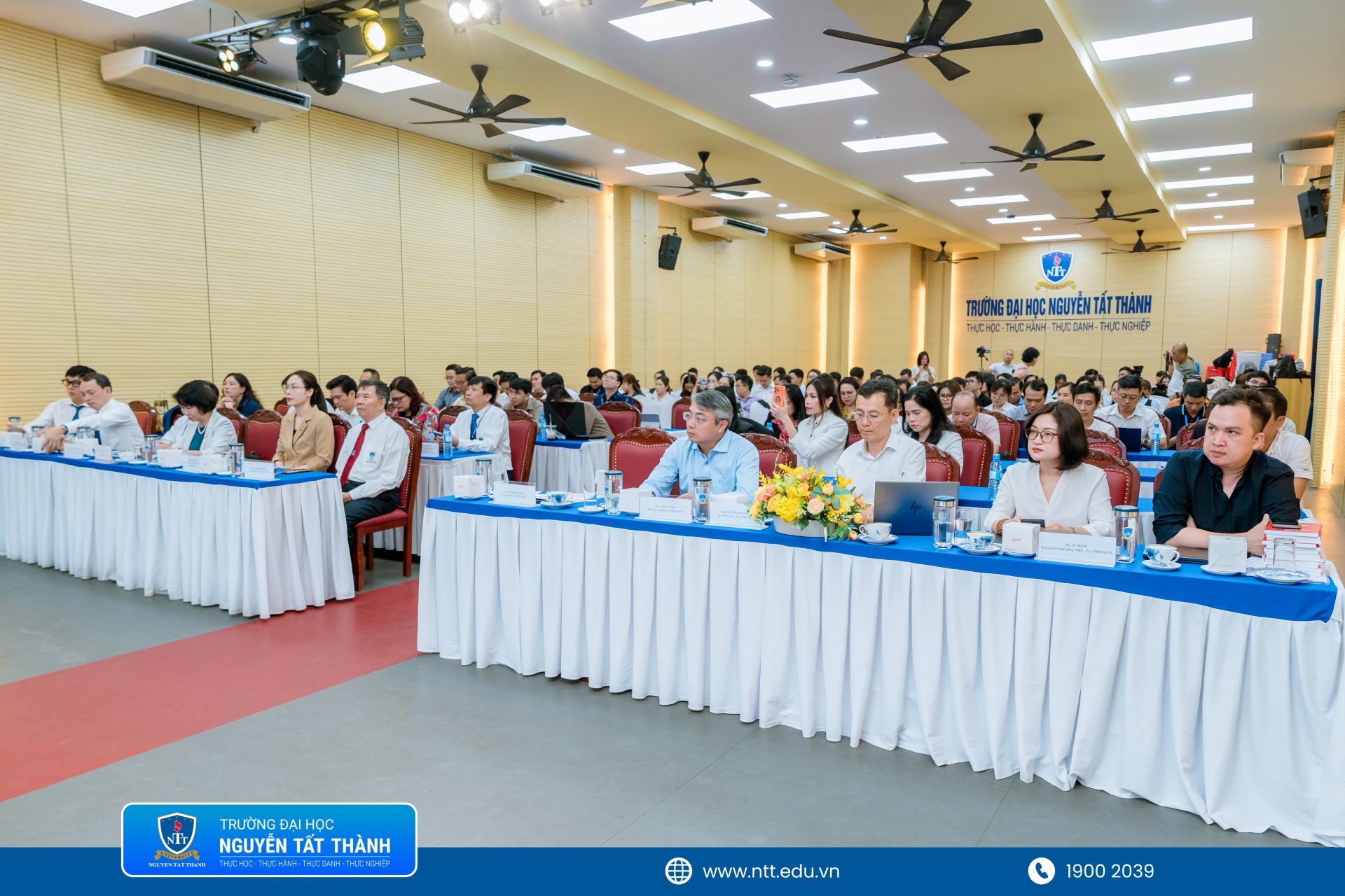 Hội nghị giới thiệu Luật Thương mại điện tử và Nghị định số 248/2026/NĐ-CP được tổ chức tại Trường Đại học Nguyễn Tất Thành, thu hút đại diện cơ quan quản lý, hiệp hội, doanh nghiệp, cơ sở đào tạo cùng đông đảo giảng viên, sinh viên tham dự