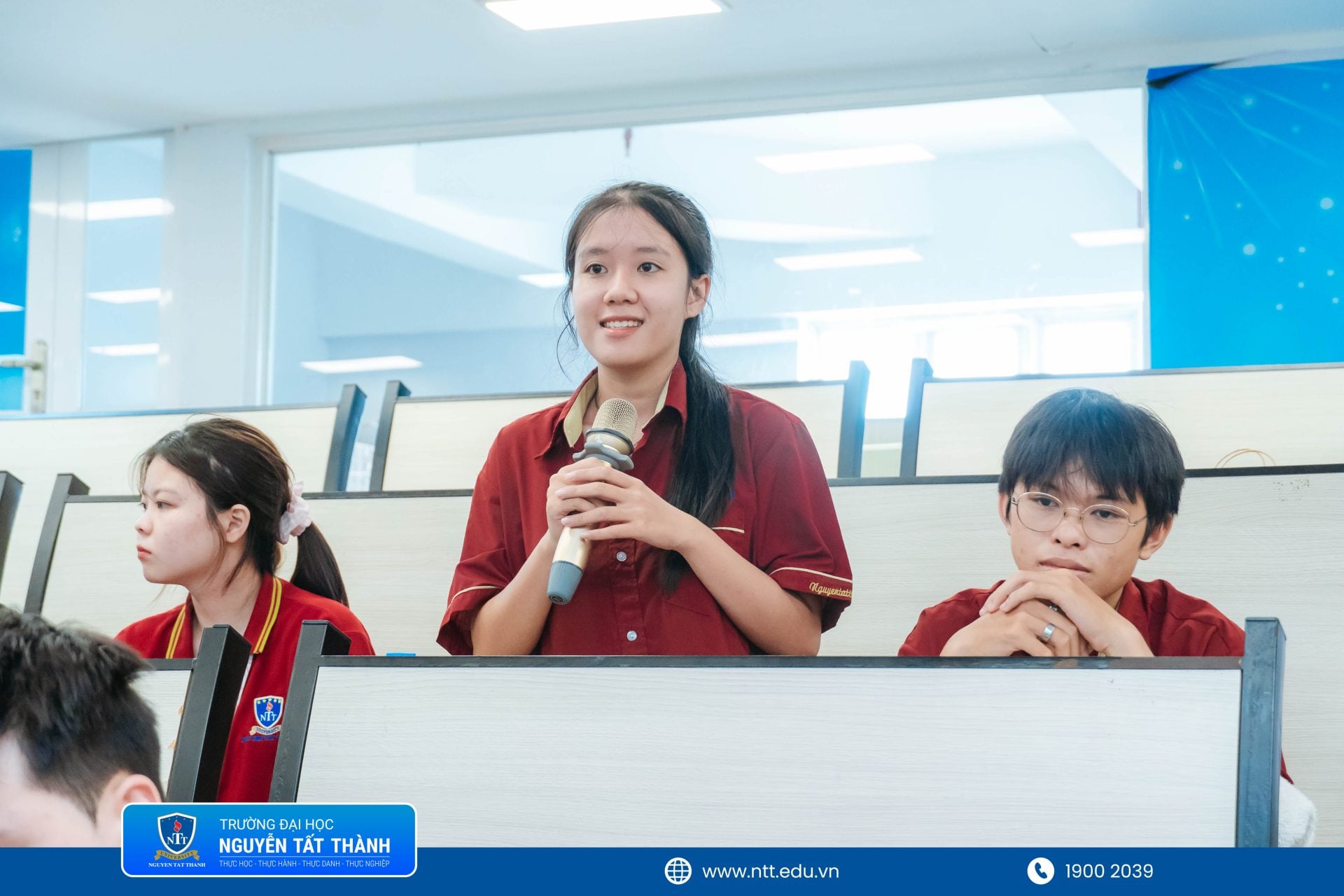 Sinh viên trực tiếp đặt câu hỏi, trao đổi cùng bác sĩ da liễu về các vấn đề thường gặp như mụn, da nhạy cảm, kích ứng mỹ phẩm và chăm sóc da hằng ngày