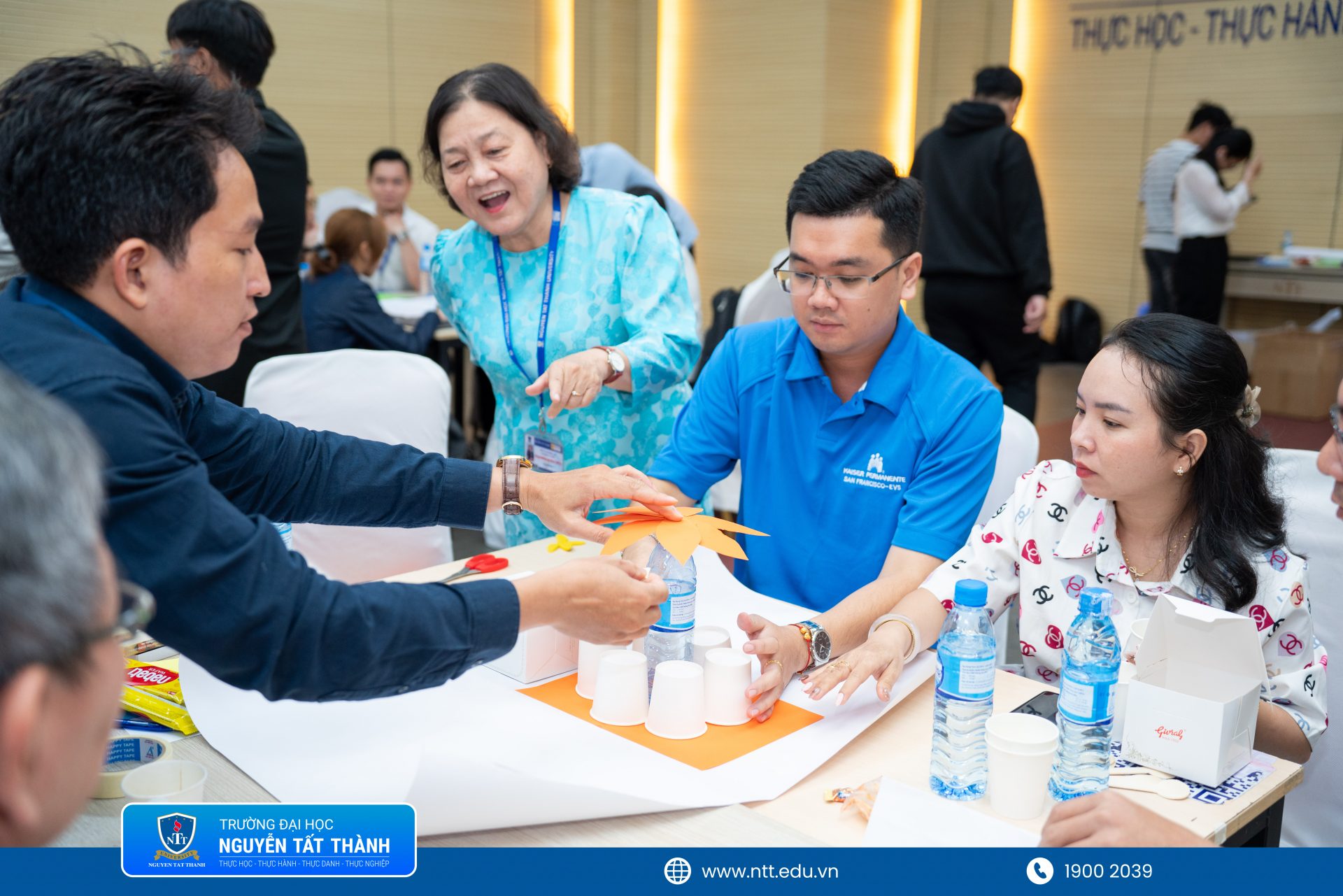Giảng viên, cán bộ NTTU sôi nổi trao đổi cùng ThS. Huỳnh Hồng Mai về ứng dụng tư duy thiết kế (Design Thinking) trong phát triển dự án khởi nghiệp.