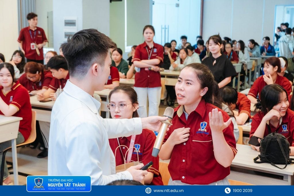 Sinh viên trực tiếp đặt câu hỏi, trao đổi cùng bác sĩ da liễu về các vấn đề thường gặp như mụn, da nhạy cảm, kích ứng mỹ phẩm và chăm sóc da hằng ngày