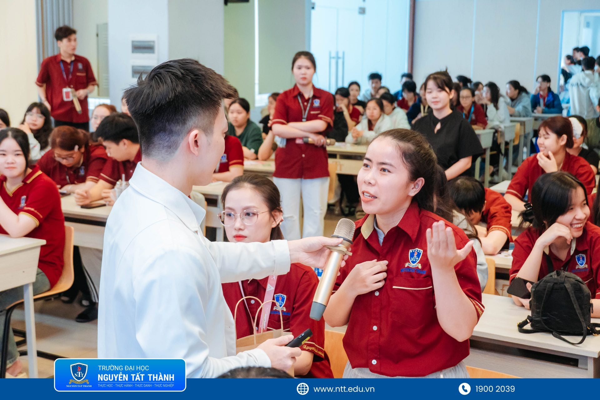 Sinh viên trực tiếp đặt câu hỏi, trao đổi cùng bác sĩ da liễu về các vấn đề thường gặp như mụn, da nhạy cảm, kích ứng mỹ phẩm và chăm sóc da hằng ngày