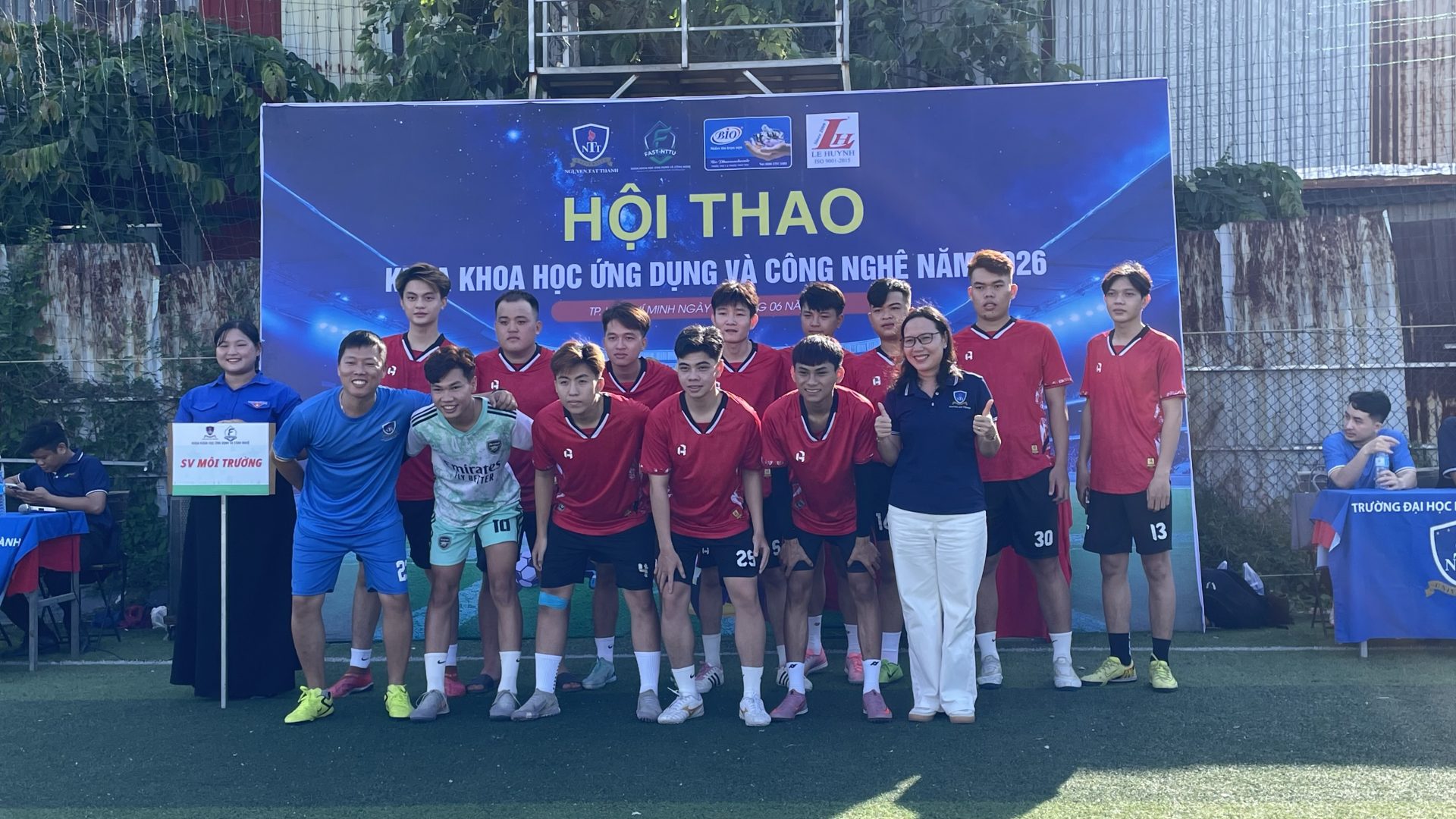 Đại diện doanh nghiệp, cựu sinh viên, giảng viên và sinh viên cùng lưu lại khoảnh khắc ý nghĩa, khẳng định tinh thần đồng hành của cộng đồng Khoa