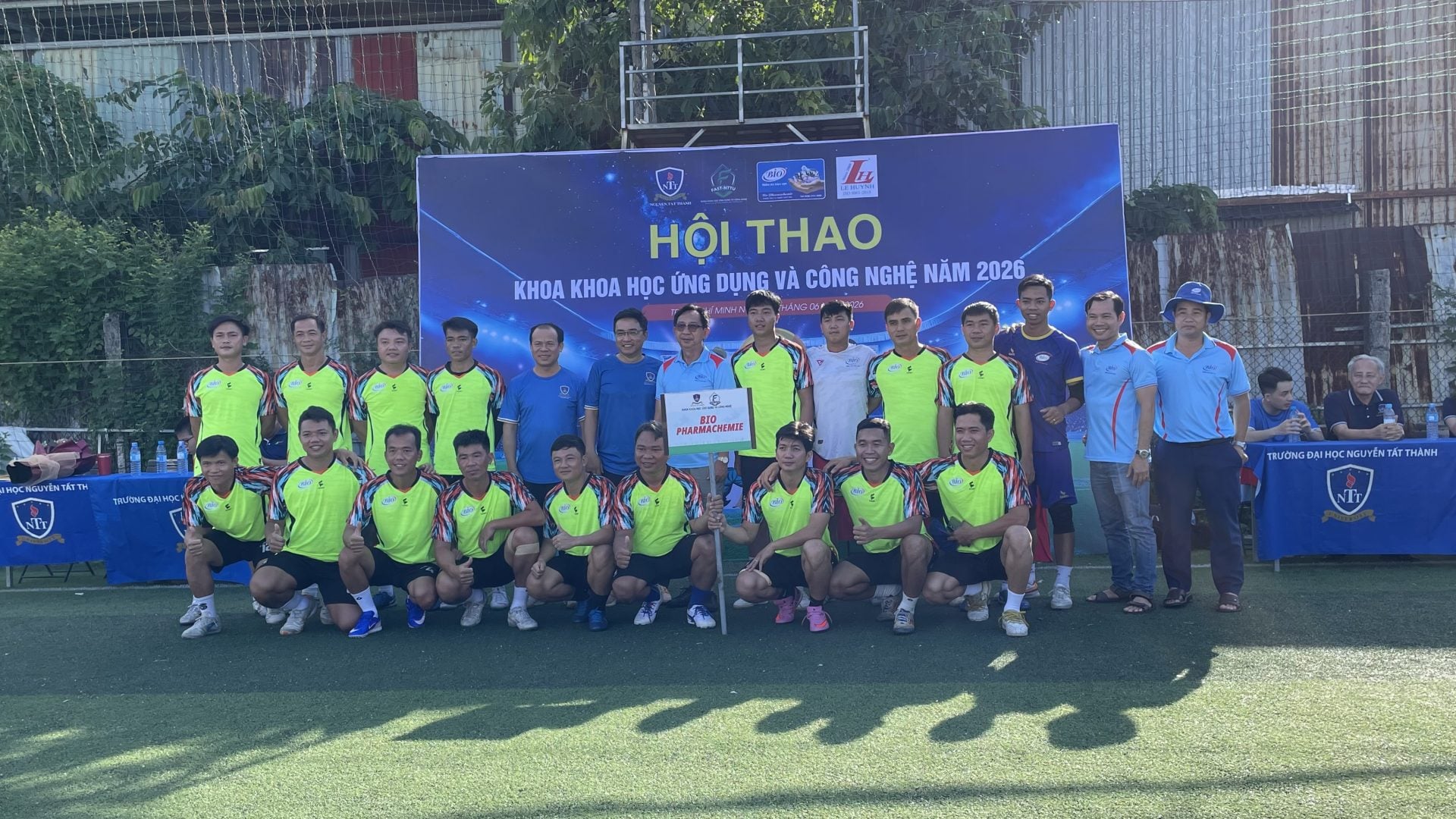Đại diện doanh nghiệp, cựu sinh viên, giảng viên và sinh viên cùng lưu lại khoảnh khắc ý nghĩa, khẳng định tinh thần đồng hành của cộng đồng Khoa