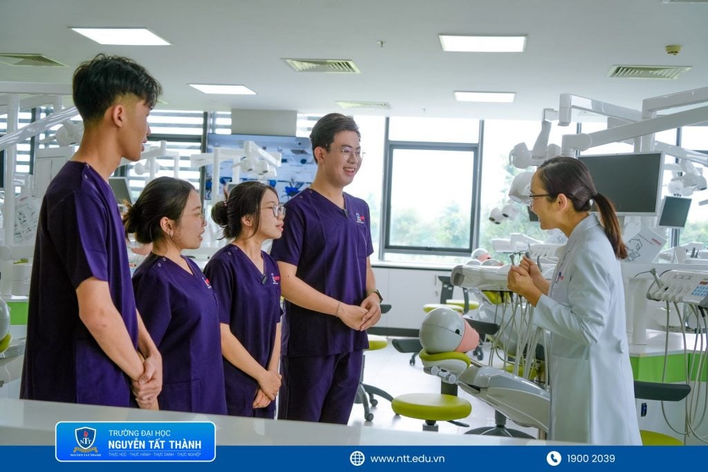 Từ những thông tin ban đầu về ngành, Gia Kiệt, Gia Linh và Bảo Hân đã đến NTTU để trực tiếp tìm hiểu môi trường học tập ngành Răng – Hàm – Mặt dưới sự đồng hành của ThS.BS. Đỗ Thị Ngọc Anh.