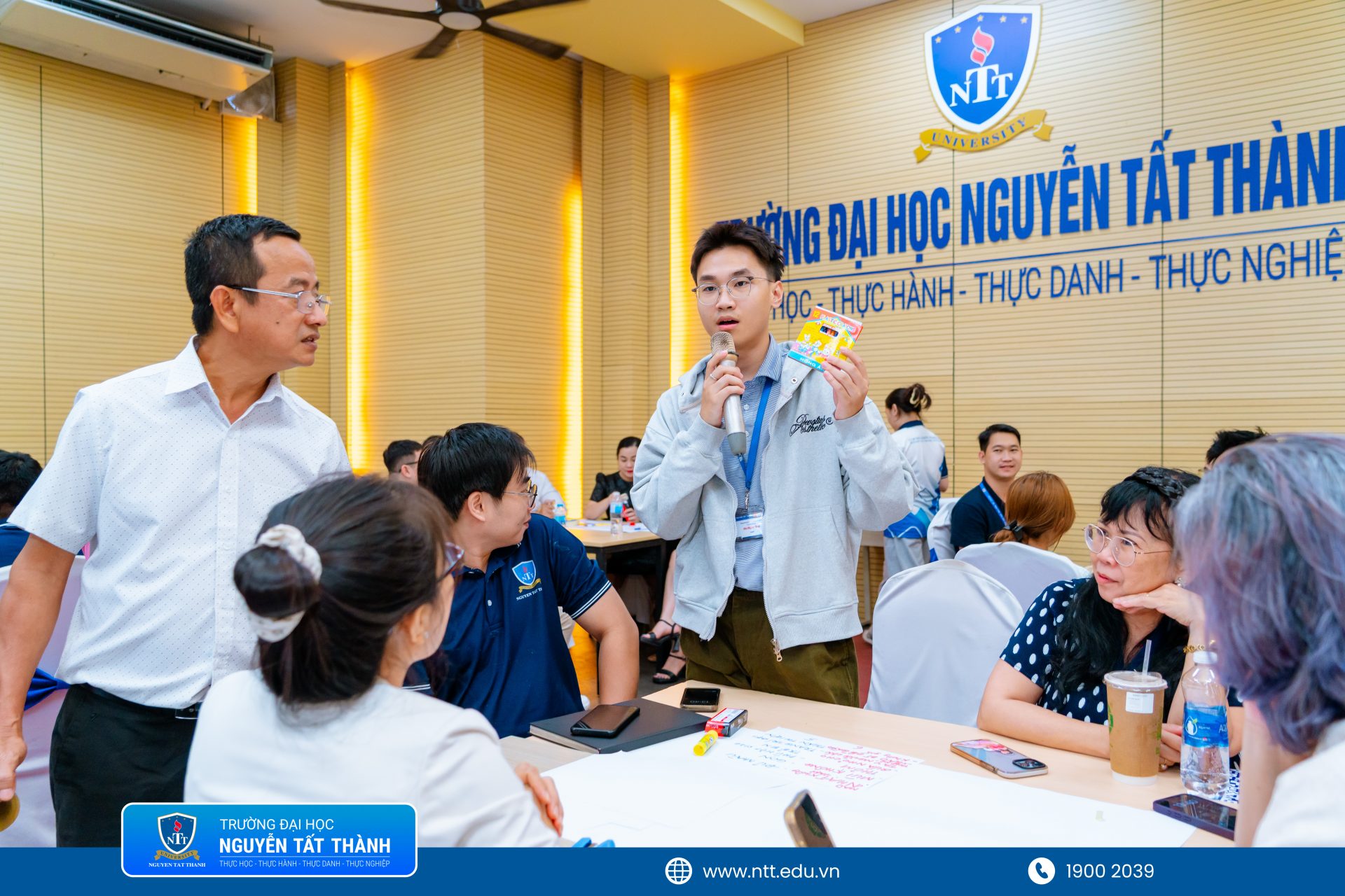 **Giảng viên, cán bộ NTTU sôi nổi trao đổi cùng ThS. Nguyễn Văn Ngà về cách hình thành, đánh giá và sàng lọc ý tưởng khởi nghiệp.**
