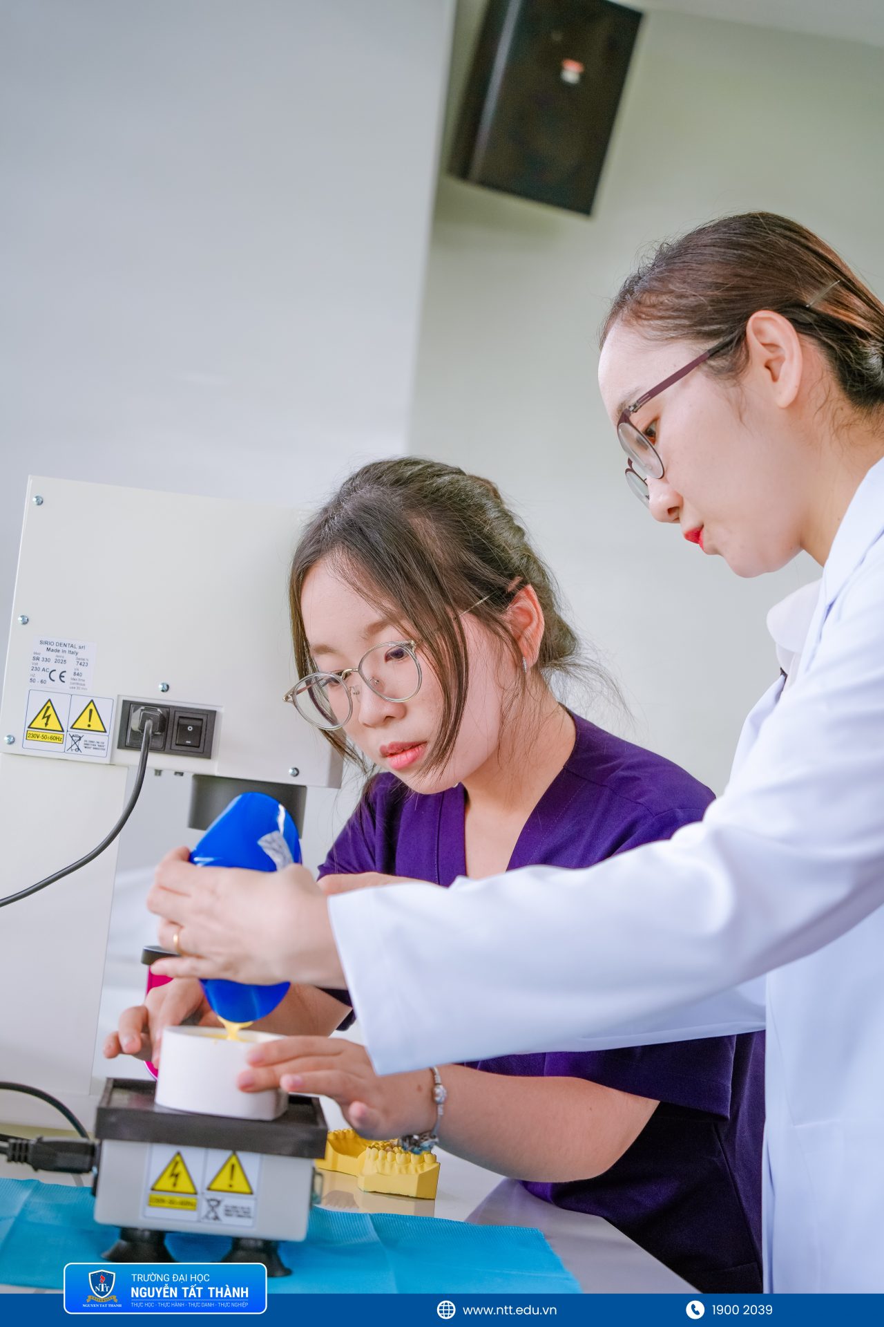 Từ những thông tin ban đầu về ngành, Gia Kiệt, Gia Linh và Bảo Hân đã đến NTTU để trực tiếp tìm hiểu môi trường học tập ngành Răng – Hàm – Mặt dưới sự đồng hành của ThS.BS. Đỗ Thị Ngọc Anh.