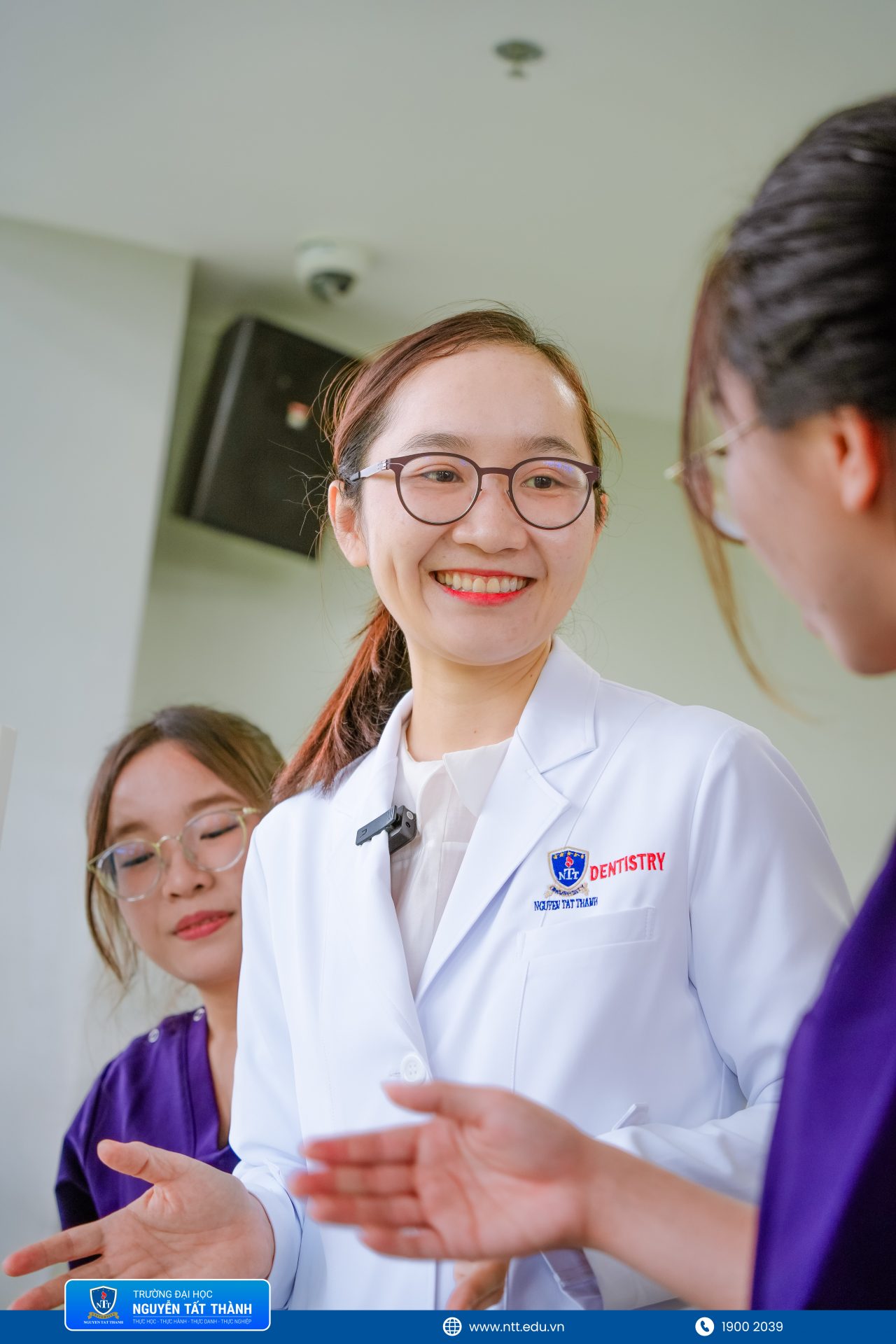 Từ những thông tin ban đầu về ngành, Gia Kiệt, Gia Linh và Bảo Hân đã đến NTTU để trực tiếp tìm hiểu môi trường học tập ngành Răng – Hàm – Mặt dưới sự đồng hành của ThS.BS. Đỗ Thị Ngọc Anh.