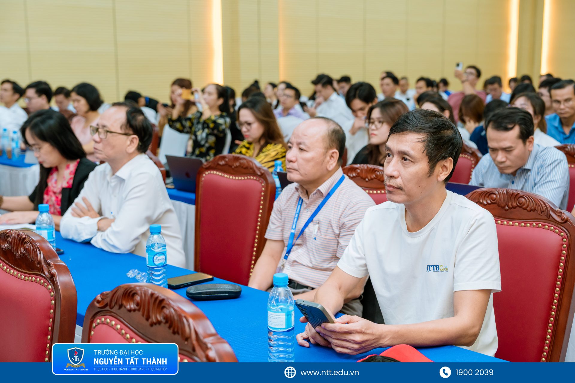 Hội nghị giới thiệu Luật Thương mại điện tử và Nghị định số 248/2026/NĐ-CP được tổ chức tại Trường Đại học Nguyễn Tất Thành, thu hút đại diện cơ quan quản lý, hiệp hội, doanh nghiệp, cơ sở đào tạo cùng đông đảo giảng viên, sinh viên tham dự