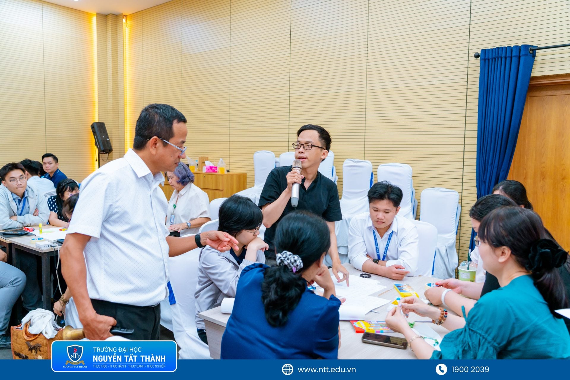 **Giảng viên, cán bộ NTTU sôi nổi trao đổi cùng ThS. Nguyễn Văn Ngà về cách hình thành, đánh giá và sàng lọc ý tưởng khởi nghiệp.**