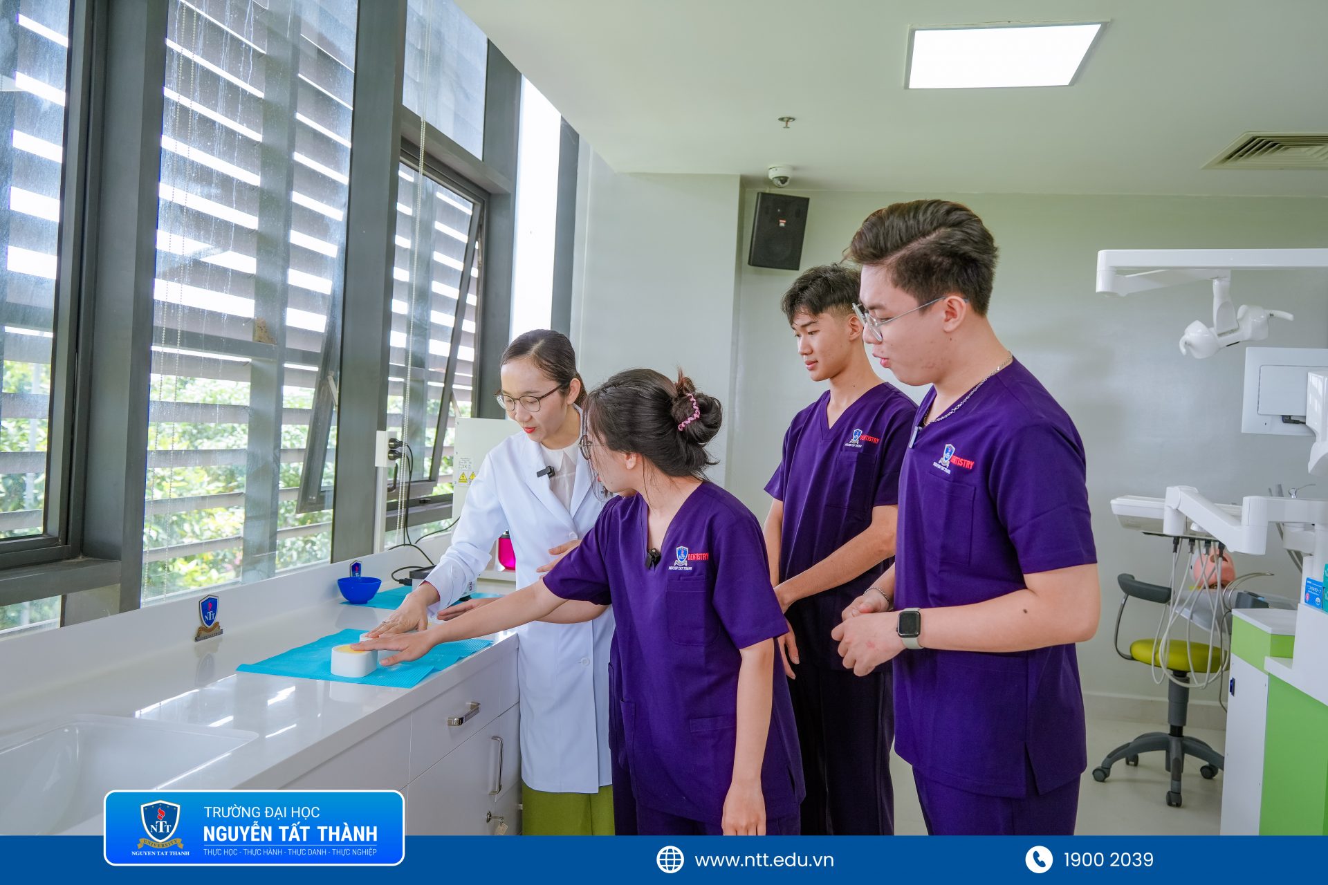 Dưới sự hướng dẫn của ThS.BS. Đỗ Thị Ngọc Anh, học sinh làm quen với quy trình đổ mẫu hàm thạch cao – thao tác nền tảng đòi hỏi sự tập trung, cẩn thận và chính xác trong thực hành nha khoa.