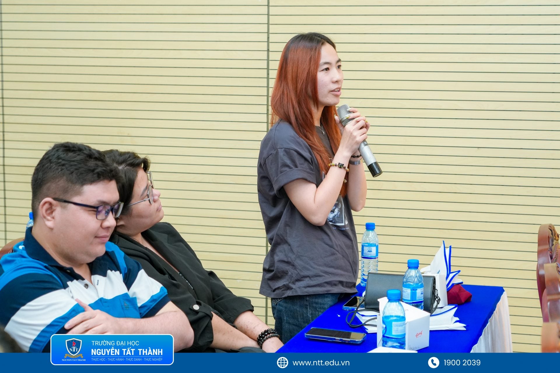 Sinh viên và cựu sinh viên Khoa Dược đặt câu hỏi, trao đổi trực tiếp với NCS. DS. Trần Thảo Phước về định hướng và phát triển nghề nghiệp trong ngành Dược.