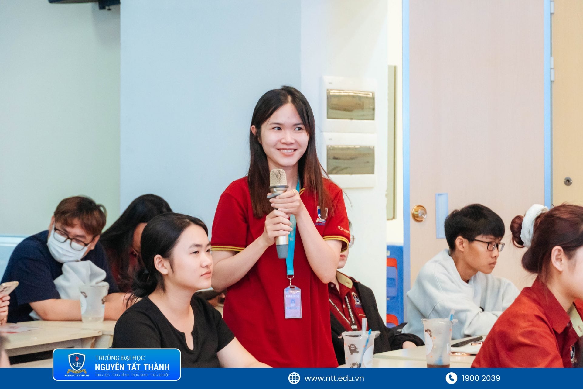 Sinh viên trực tiếp đặt câu hỏi, trao đổi cùng bác sĩ da liễu về các vấn đề thường gặp như mụn, da nhạy cảm, kích ứng mỹ phẩm và chăm sóc da hằng ngày