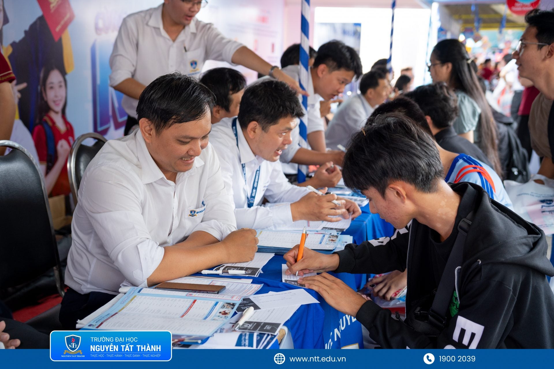 Thí sinh tìm kiếm Trường Đại học Nguyễn Tất Thành trên hệ thống bằng mã trường NTT, lựa chọn ngành học phù hợp và sắp xếp theo đúng thứ tự mong muốn.