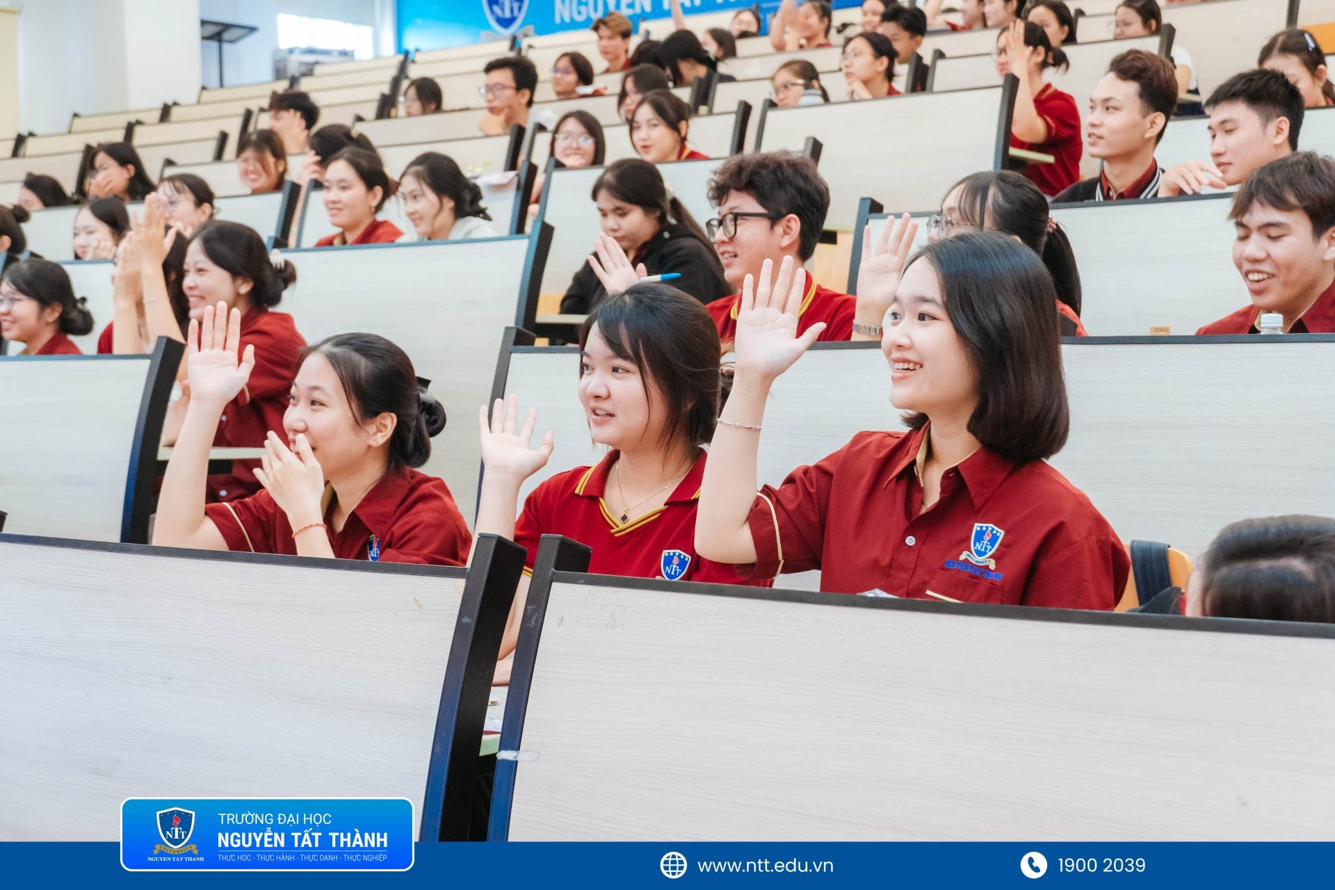 Sinh viên trực tiếp đặt câu hỏi, trao đổi cùng bác sĩ da liễu về các vấn đề thường gặp như mụn, da nhạy cảm, kích ứng mỹ phẩm và chăm sóc da hằng ngày