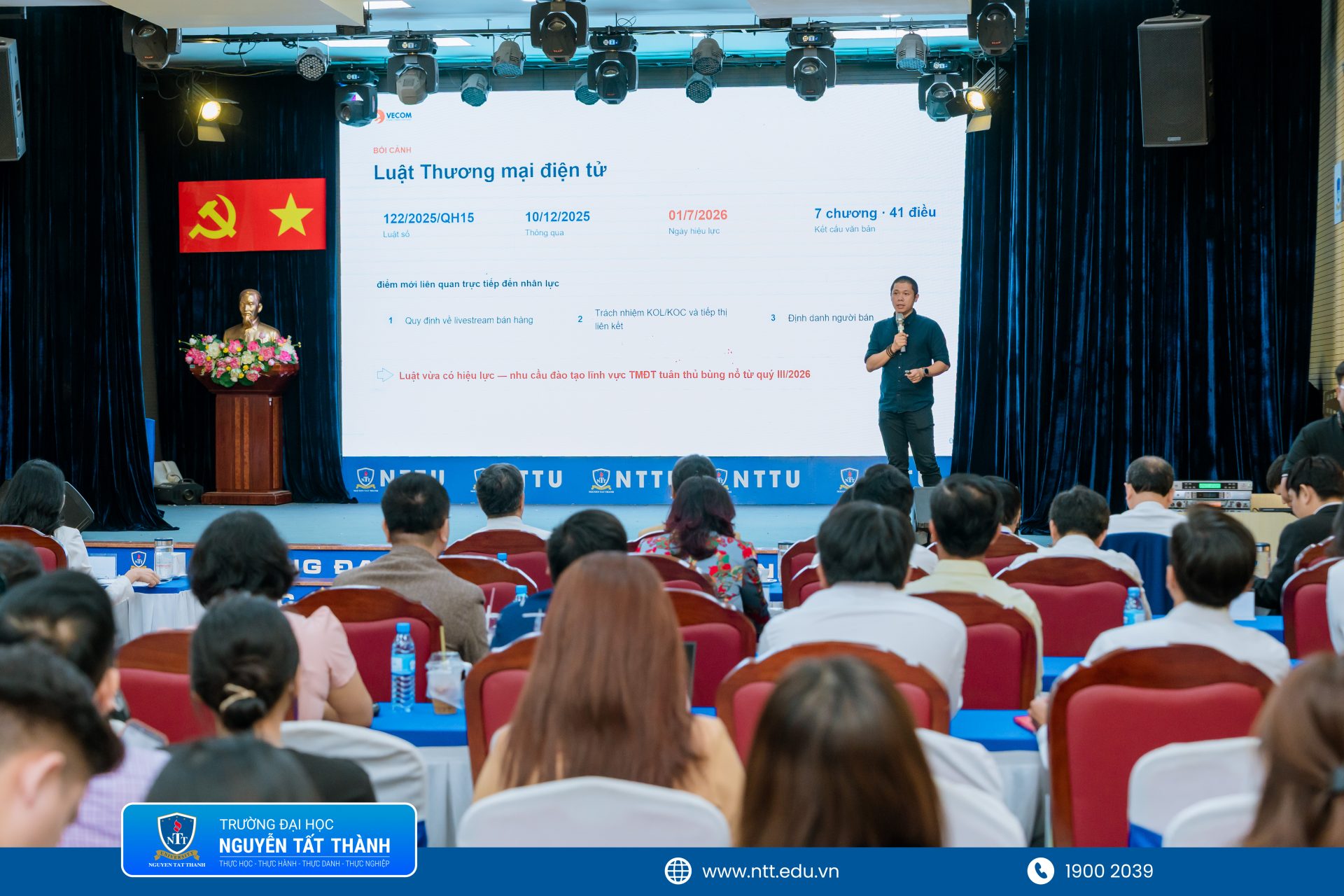 3. Ông Nguyễn Tiến Huy – Trưởng ban Phát triển nguồn nhân lực Hiệp hội Thương mại điện tử Việt Nam trình bày bức tranh tăng trưởng của thị trường bán lẻ trực tuyến và yêu cầu cấp thiết về đào tạo nguồn nhân lực thương mại điện tử trong giai đoạn mới