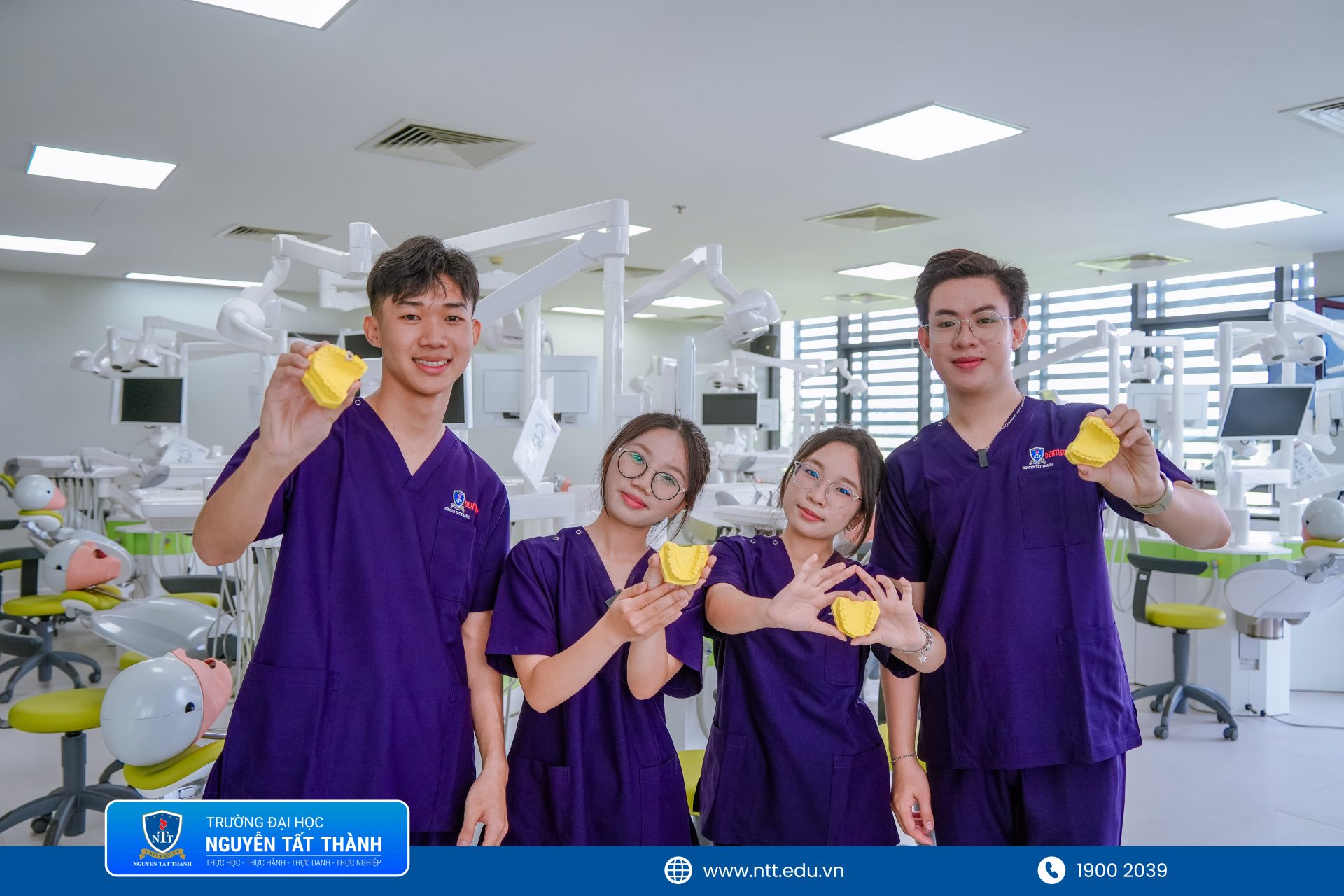 Từ những mẫu hàm đầu tiên đến khoảnh khắc lưu niệm sau buổi trải nghiệm, Gia Kiệt, Gia Linh và Bảo Hân có thêm góc nhìn cụ thể về ngành Răng – Hàm – Mặt cũng như môi trường đào tạo tại NTTU.