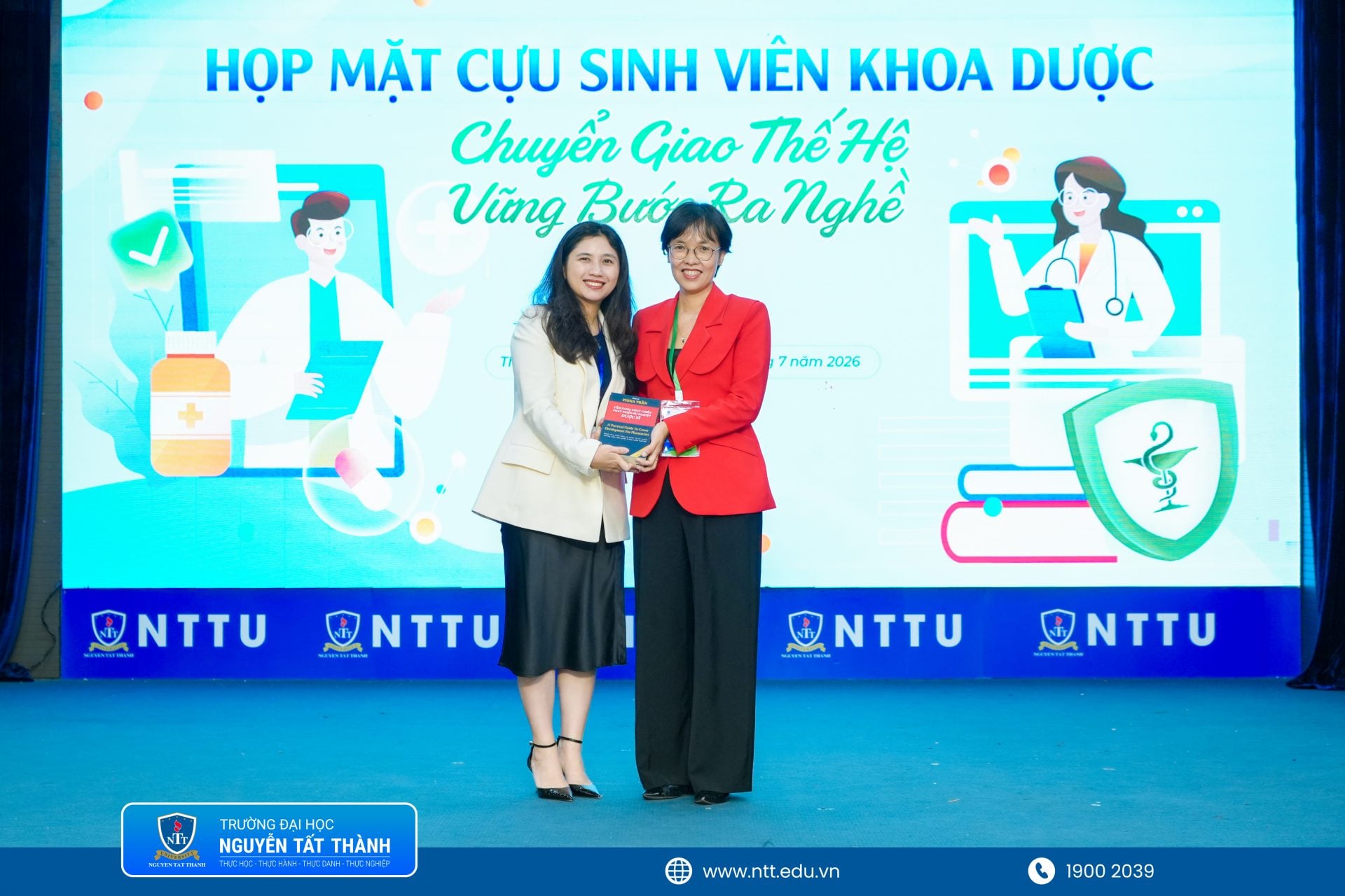 NCS. DS. Trần Thảo Phước trao tặng Thư viện Trường Đại học Nguyễn Tất Thành 5 cuốn “Cẩm nang thực chiến phát triển sự nghiệp Dược sĩ” để phục vụ nhu cầu tham khảo của sinh viên